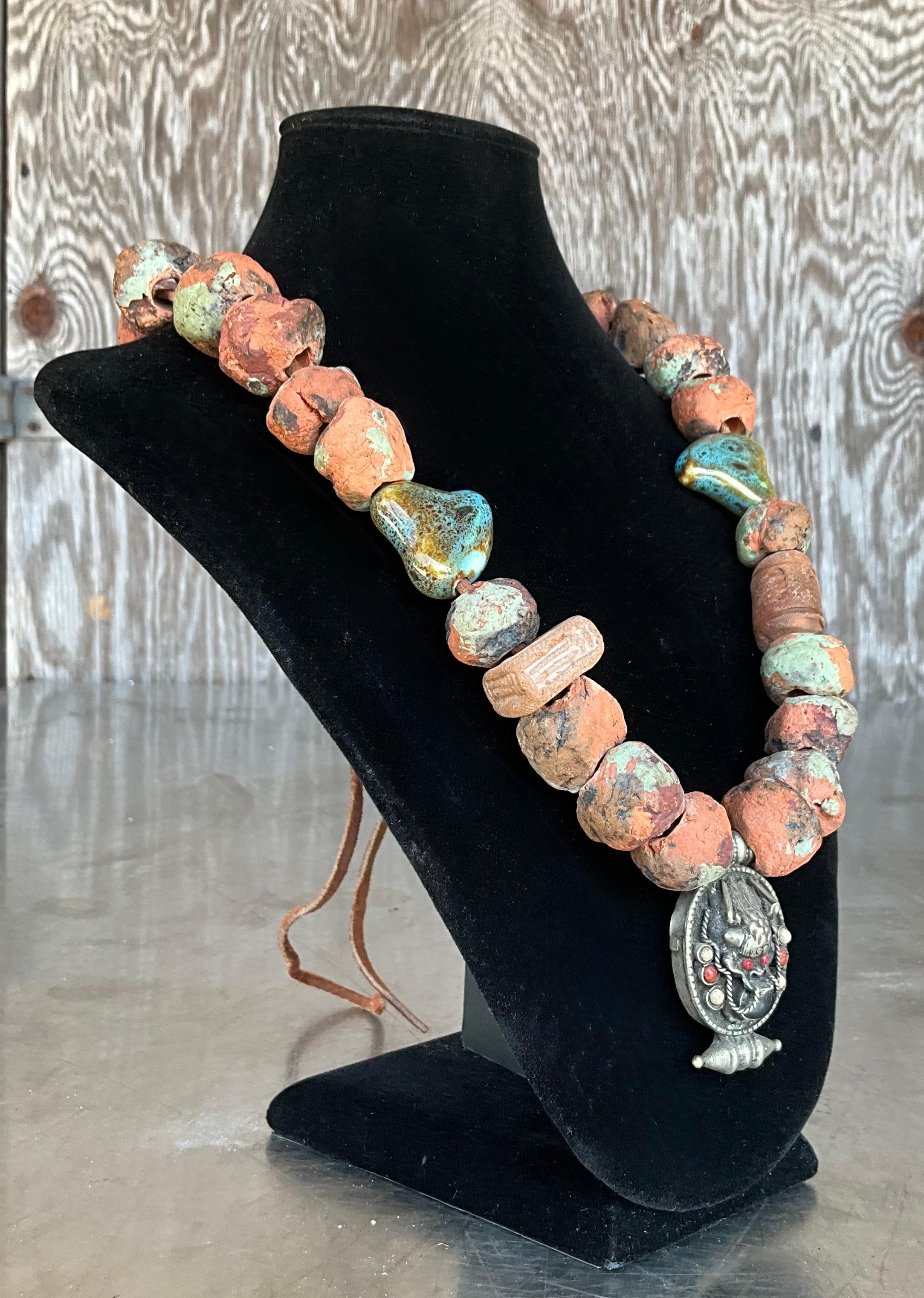 da uomo o donna Collana di perline in terracotta nepalese vintage con ciondolo tibetano in vendita