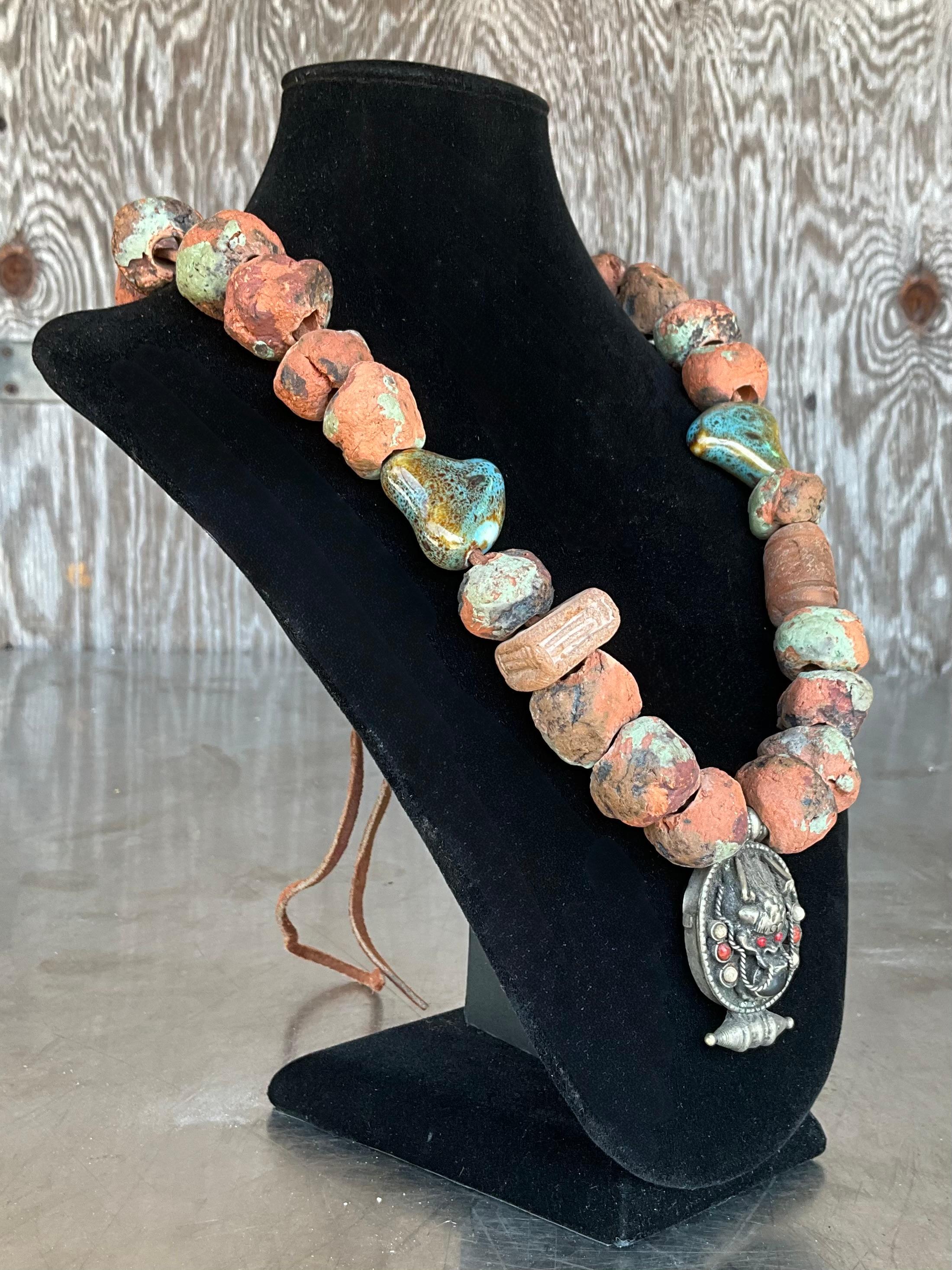 Collana di perline in terracotta nepalese vintage con ciondolo tibetano in vendita 1