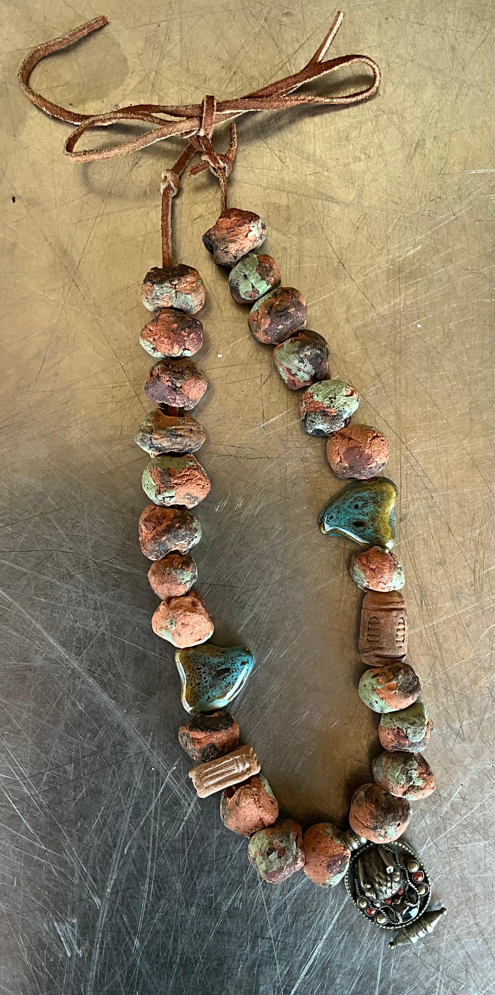 Collana di perline in terracotta nepalese vintage con ciondolo tibetano in vendita 2