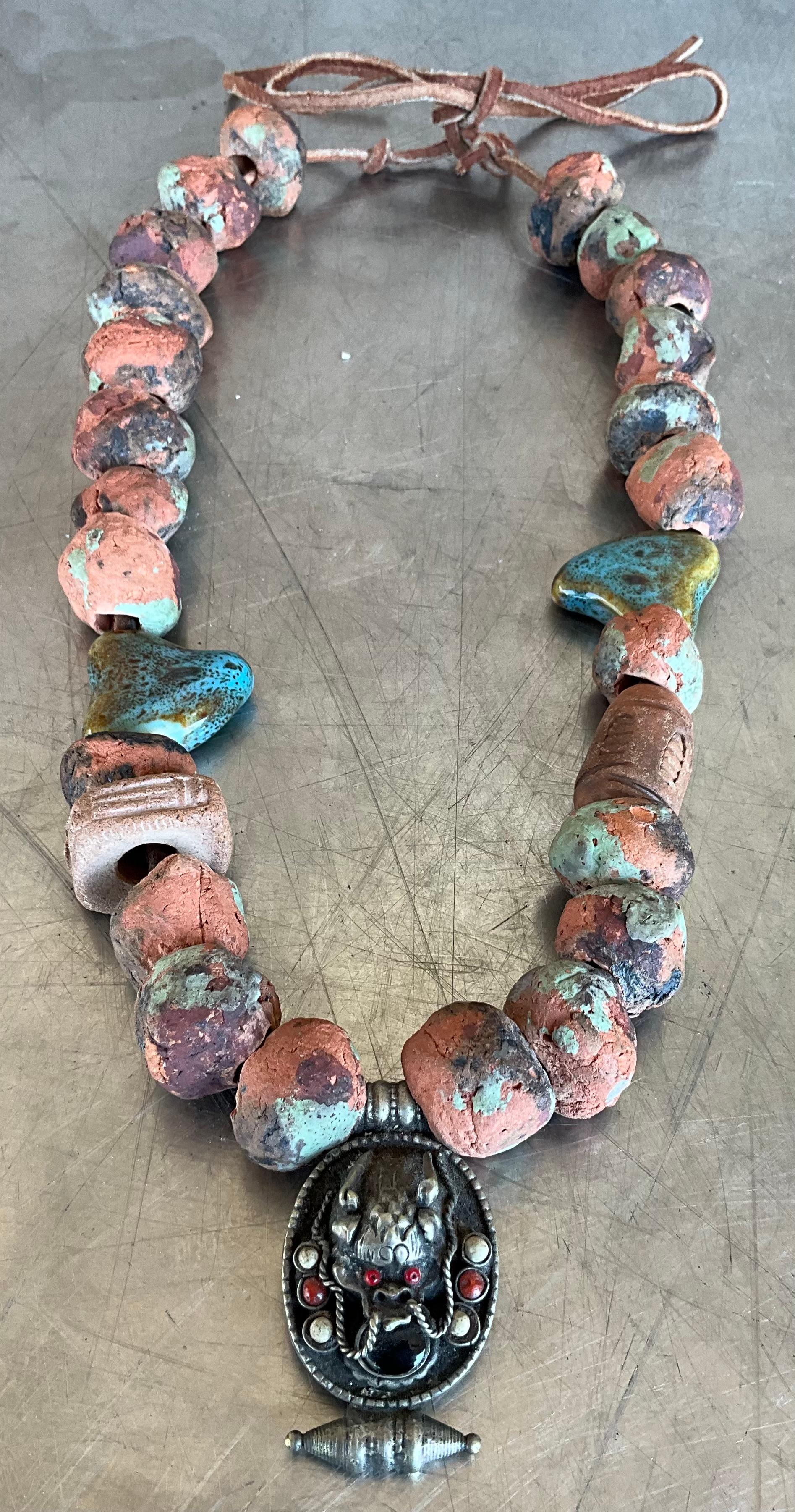 Collana di perline in terracotta nepalese vintage con ciondolo tibetano in vendita 3
