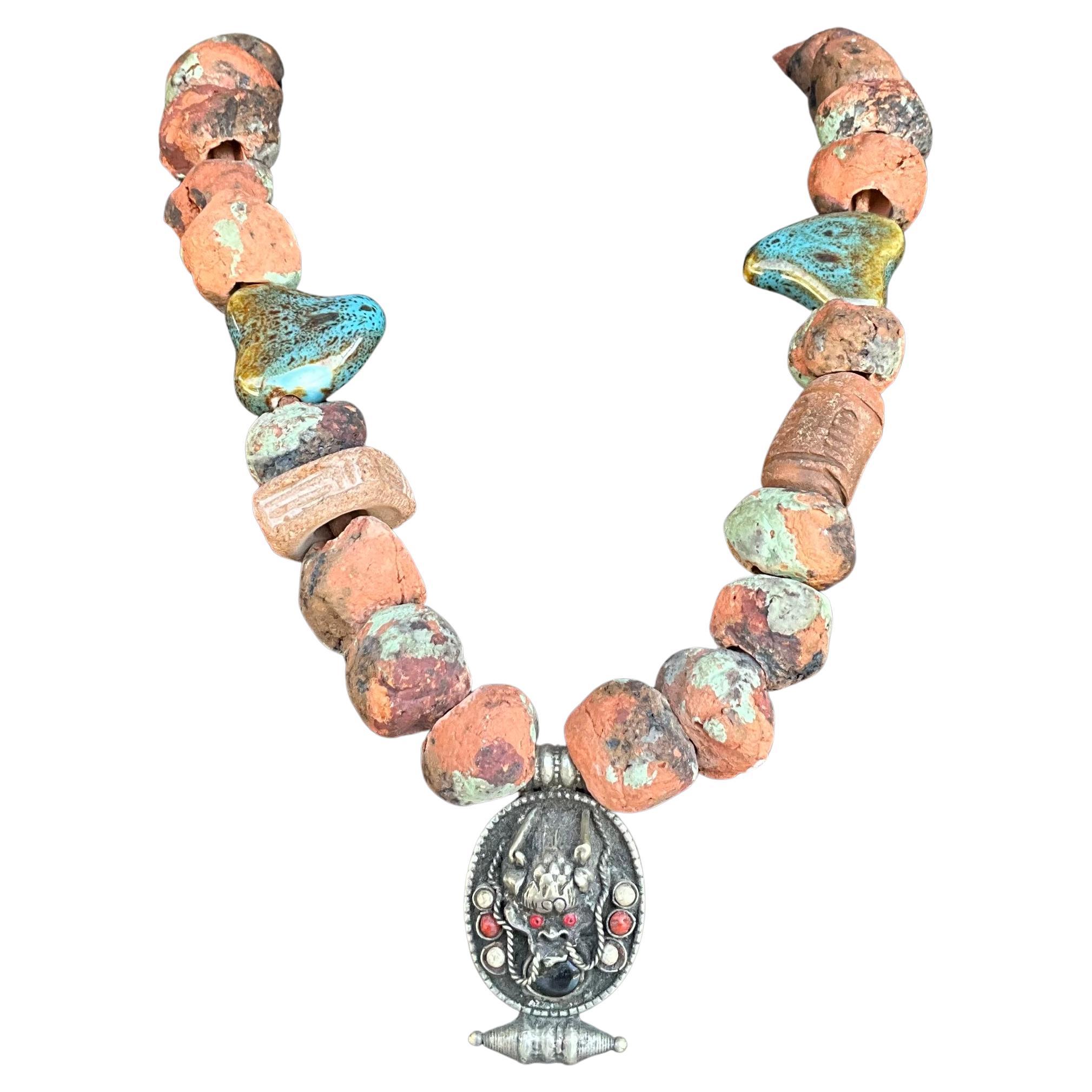 Collier Vintage Népalais en Terre Cuite avec Pendentif Tibétain