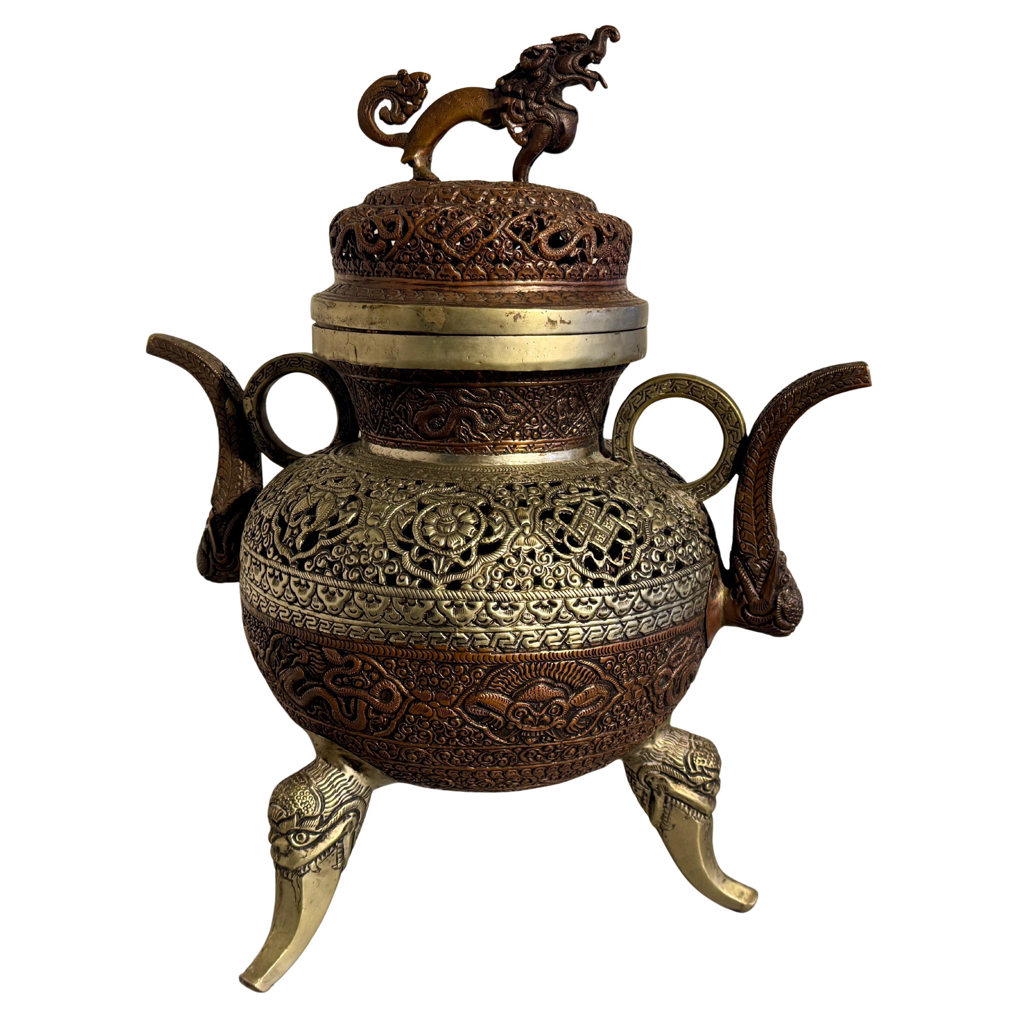 Incensiere treppiede nepalese vintage con design Makara, anni 
50 in vendita