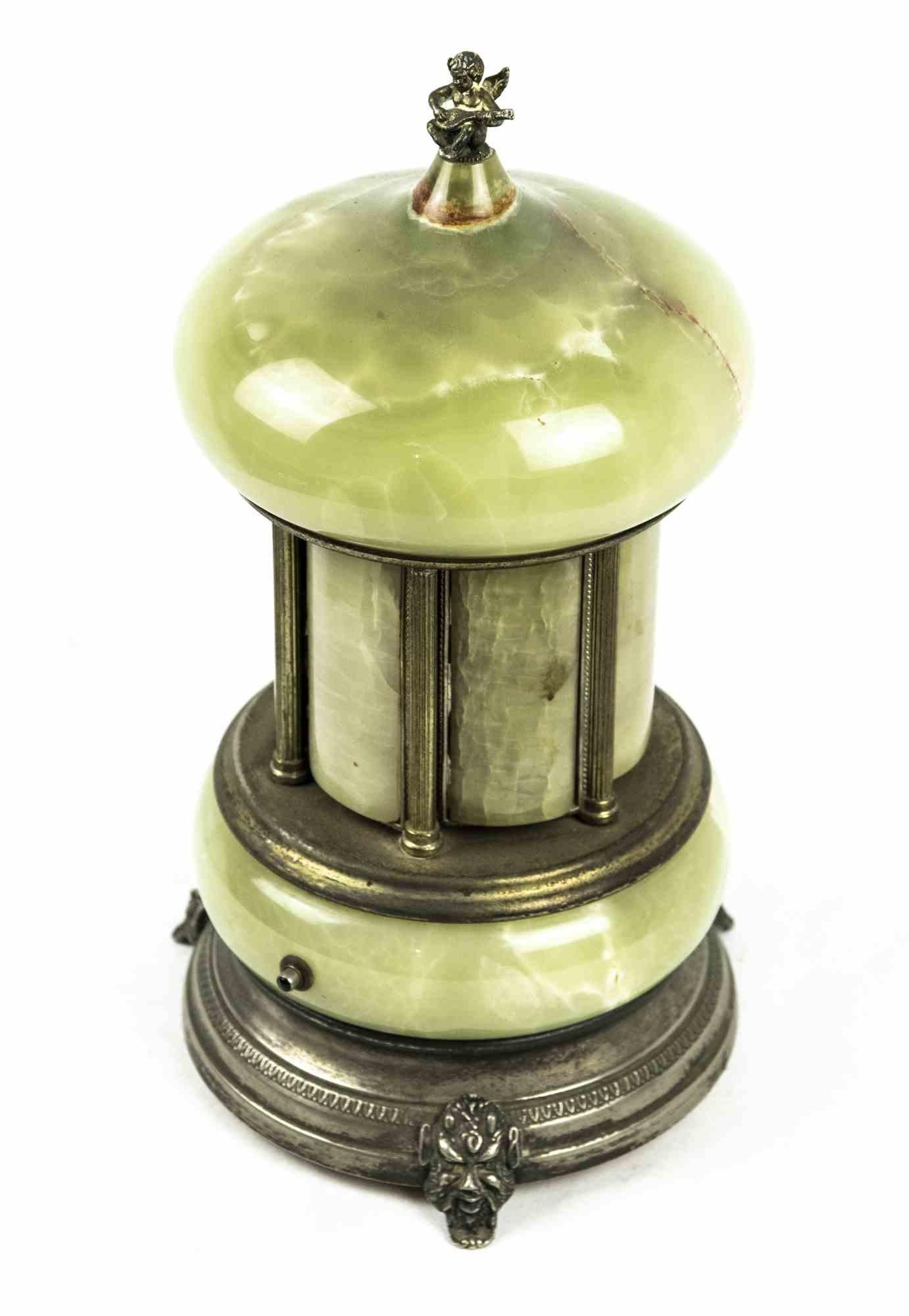 Das Glockenspiel aus Nephrit und Metall ist ein originelles Dekorationsobjekt aus den 1970er Jahren.

Ein einzigartiges Objekt, das vollständig aus Nephrit gefertigt ist und mit einem Sockel und Einsätzen aus Silberblech versehen ist. Ein kleiner