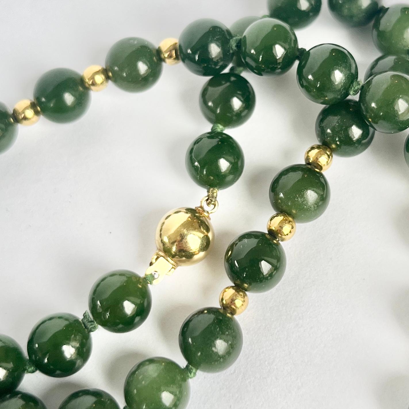 Vintage Nephrite Jade and 18 Carat Gold Bead Necklace In Good Condition For Sale In Chipping Campden, GB