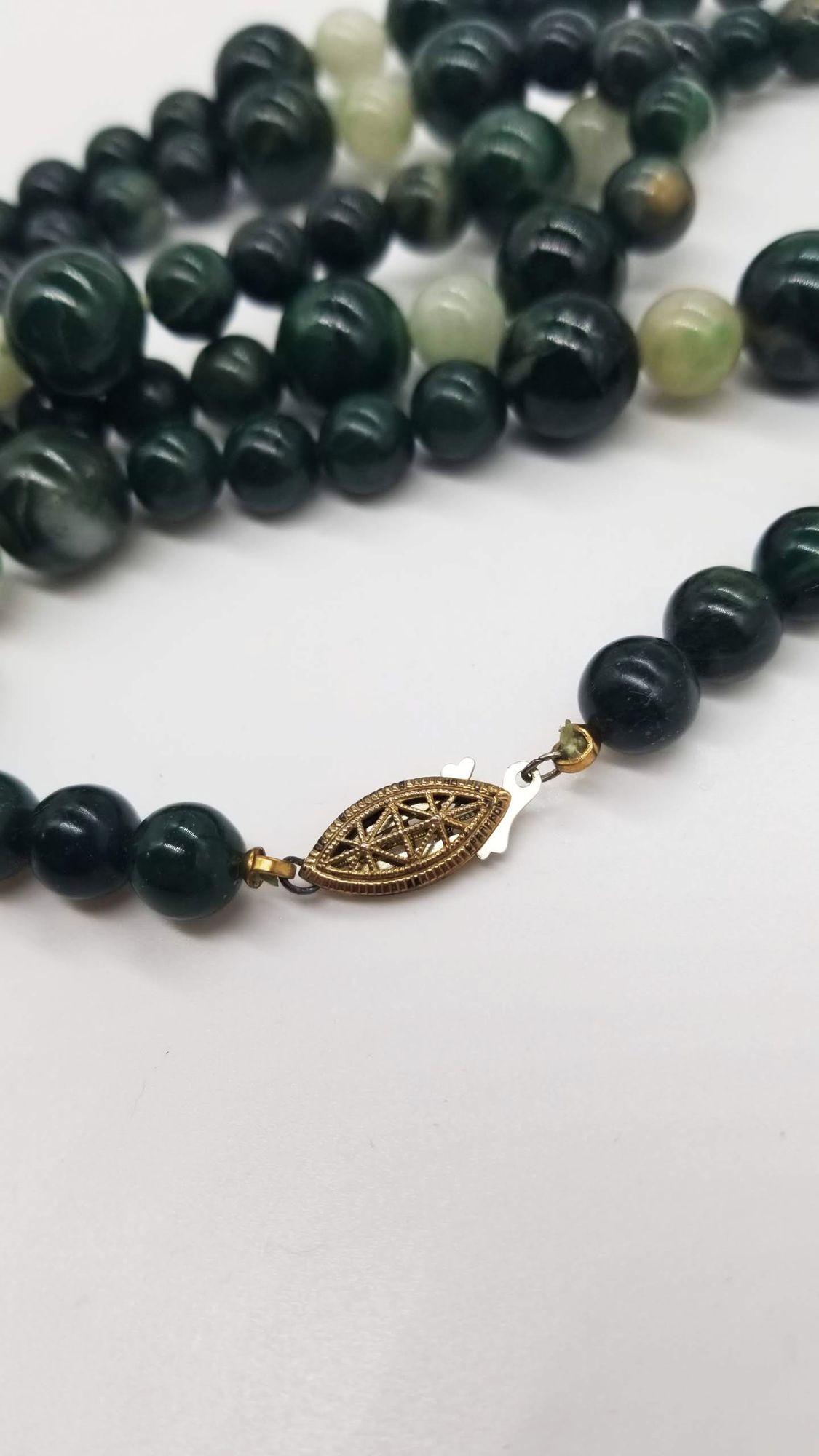Vintage Nephrite Jade Beaded Necklace In Excellent Condition For Sale In Van Nuys, CA