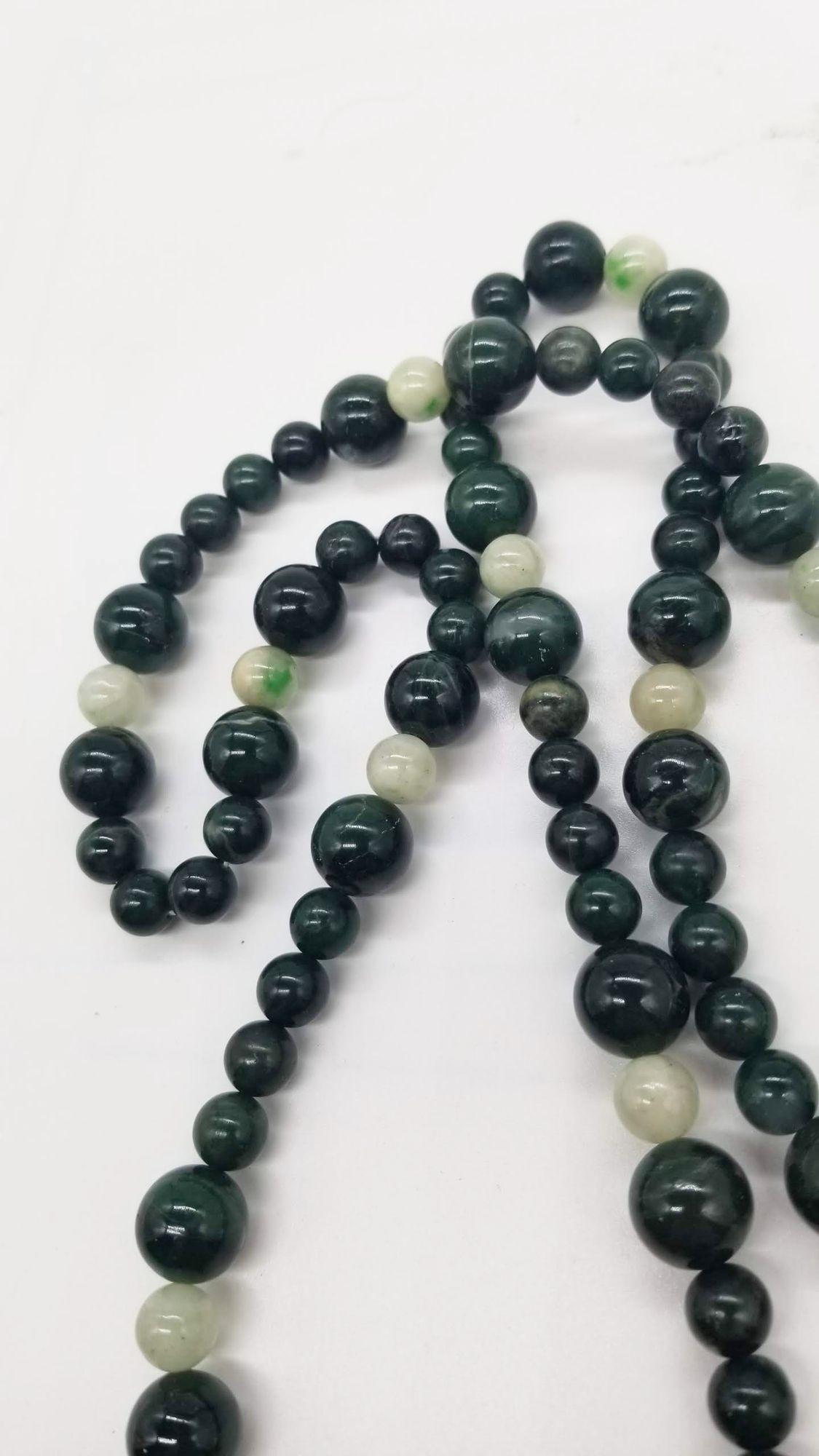 Vintage Nephrite Jade Beaded Necklace For Sale 1