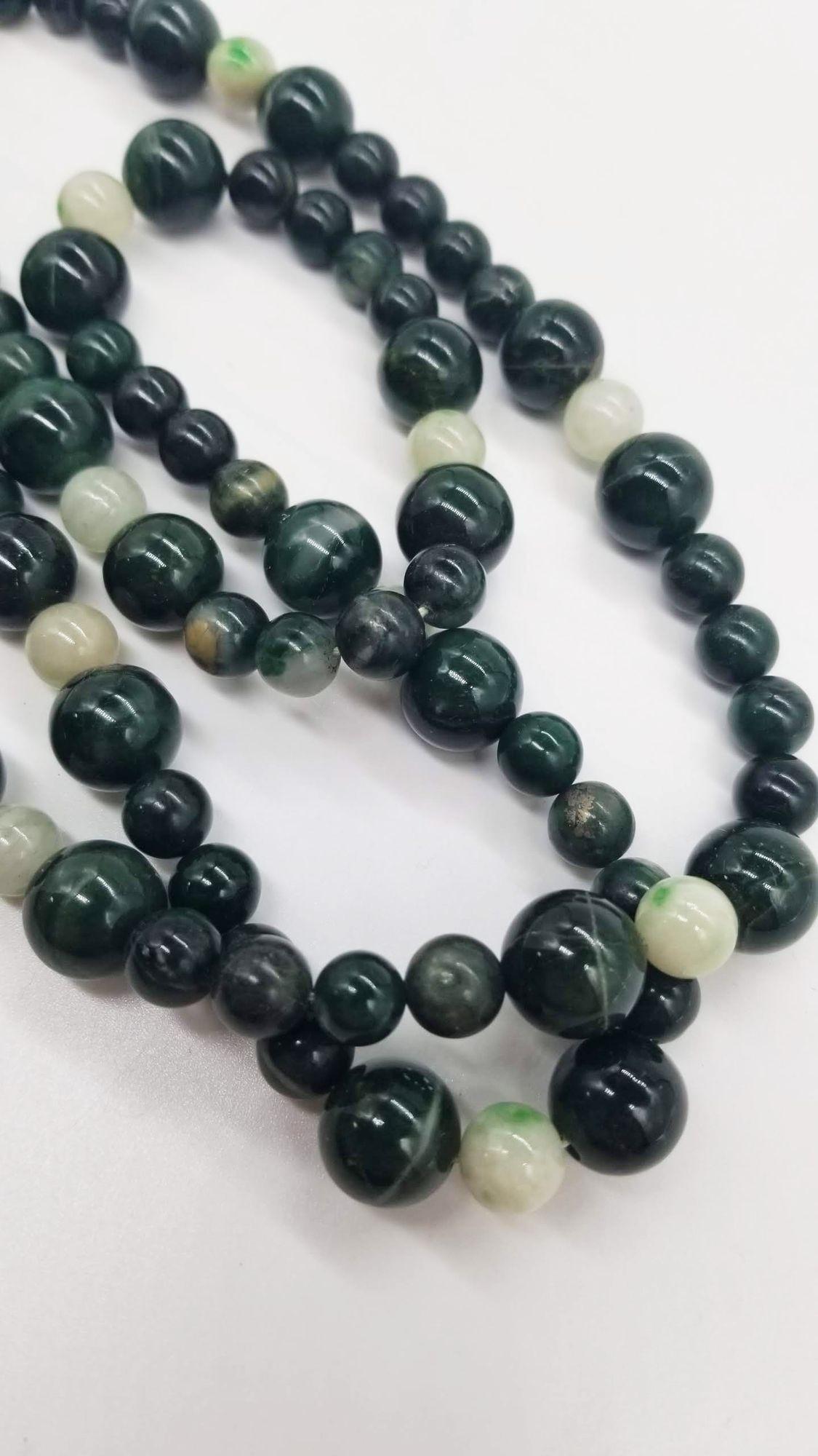 Vintage Nephrite Jade Beaded Necklace For Sale 2
