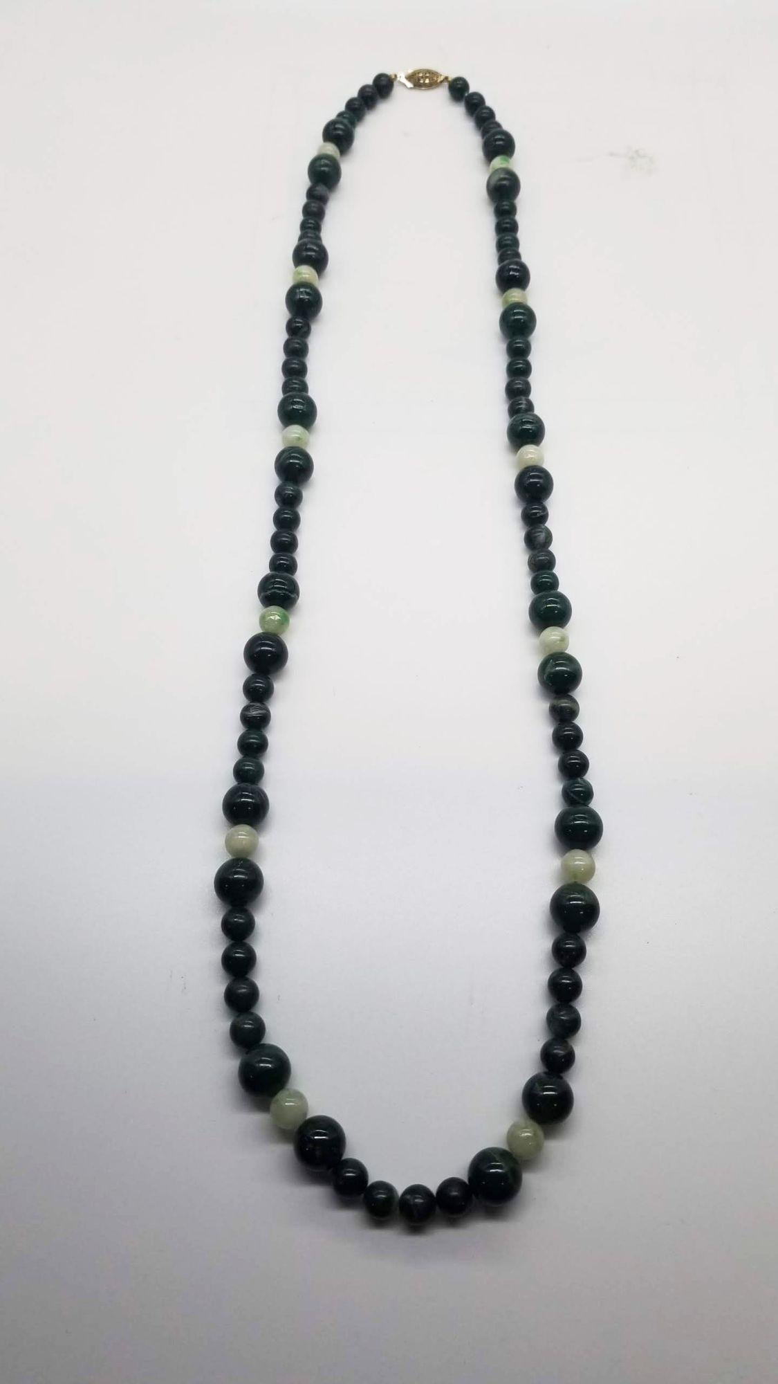 Vintage Nephrite Jade Beaded Necklace For Sale 4