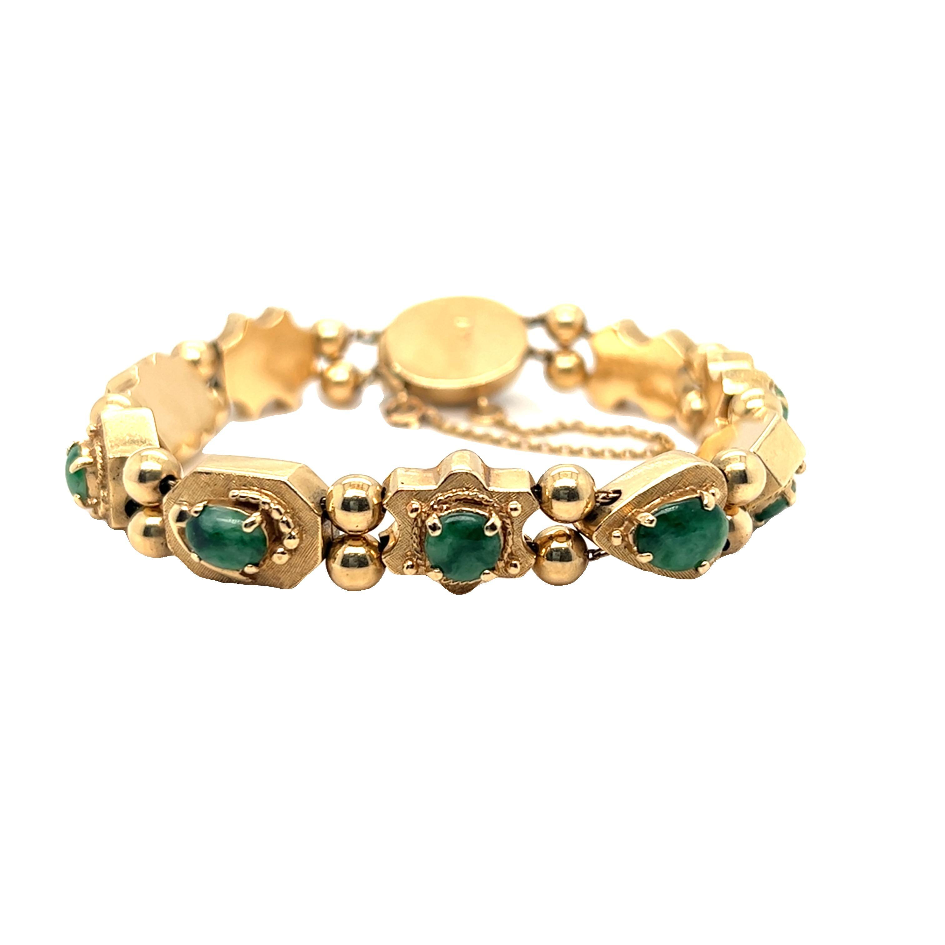 Issu de notre collection de succession, ce bracelet unique en son genre présente des formes mixtes de jade vert. Chaque maillon est rendu par une surface texturée en or jaune 14k avec de beaux détails de corde torsadée et de perles en or. Fermeture