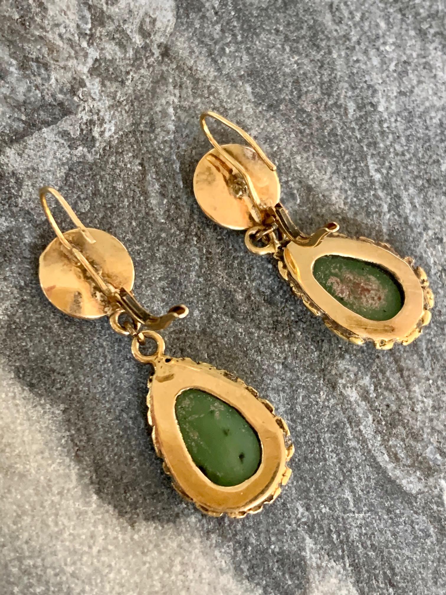 These beautiful Nephrite Jade drop earrings are so uniquely designed with Gold nuggets surrounding the stone and the earlobe post of the lever back.

The Jade is 12 x 6mm pear shaped cabochon.
Weight:  7.6 grams