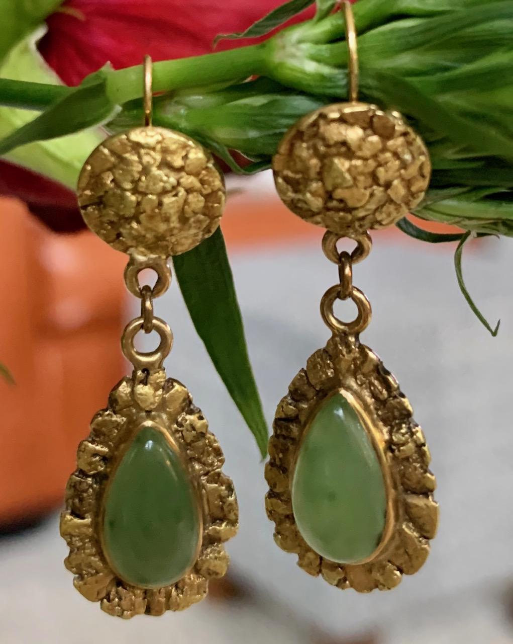 Vintage Nephrit Jade Cabochon 14 und 22 Karat Gelbgold Nugget Tropfen Ohrringe im Zustand „Gut“ in St. Louis Park, MN