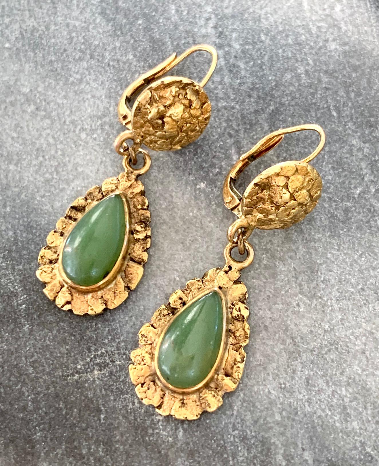 Vintage Nephrite Jade Cabochon 14 and 22 Karat Yellow Gold Nugget Drop Earrings In Good Condition In St. Louis Park, MN