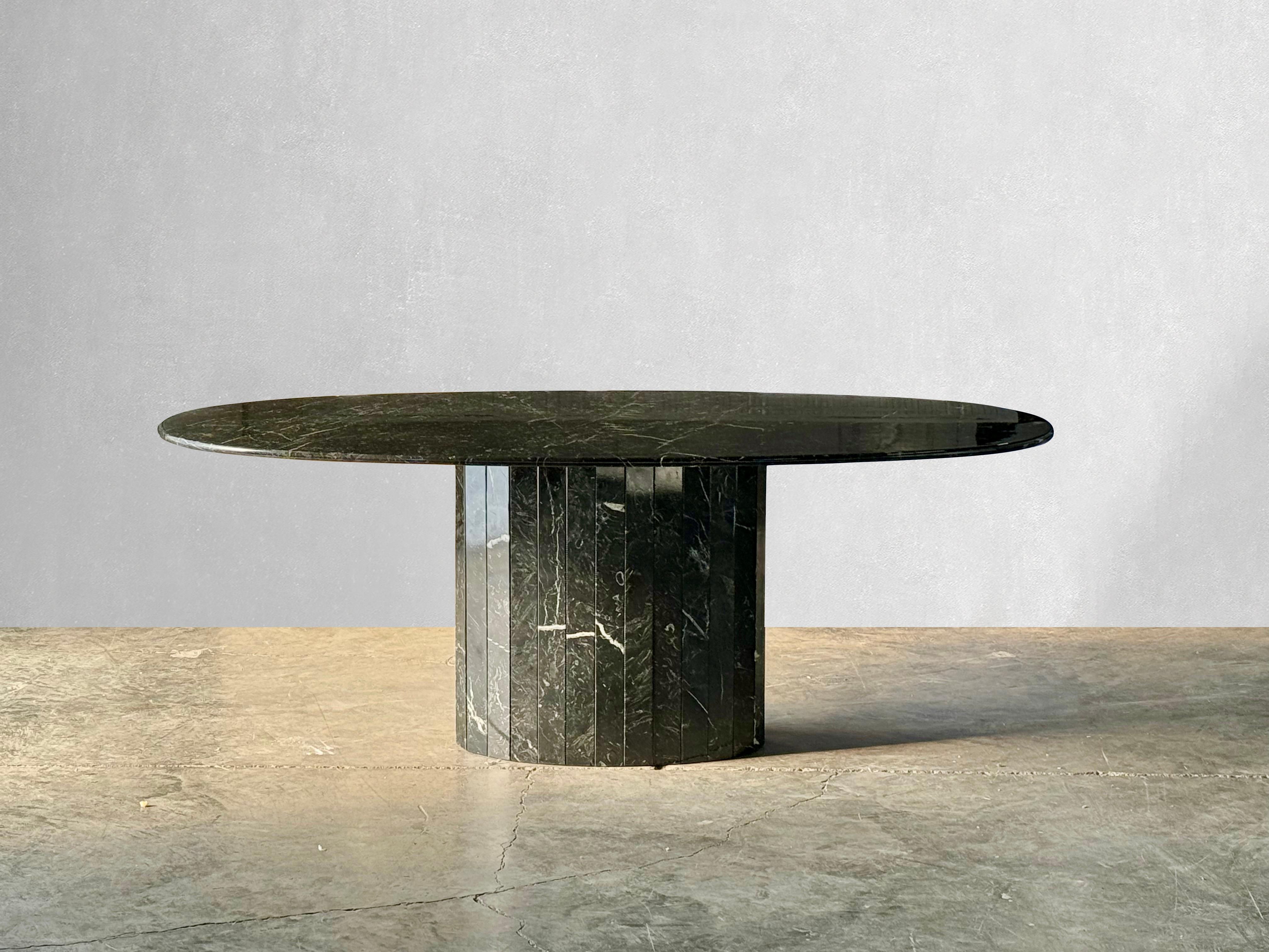 Auffälliger ovaler Vintage-Esstisch aus Nero Marquina-Marmor. 

Nero Marquina ist ein hochwertiger Stein, der aus dem Baskenland im Norden Spaniens stammt. Dieser Tisch hat eine schöne milchig-weiße Maserung und einen geriffelten Lattenrost. 