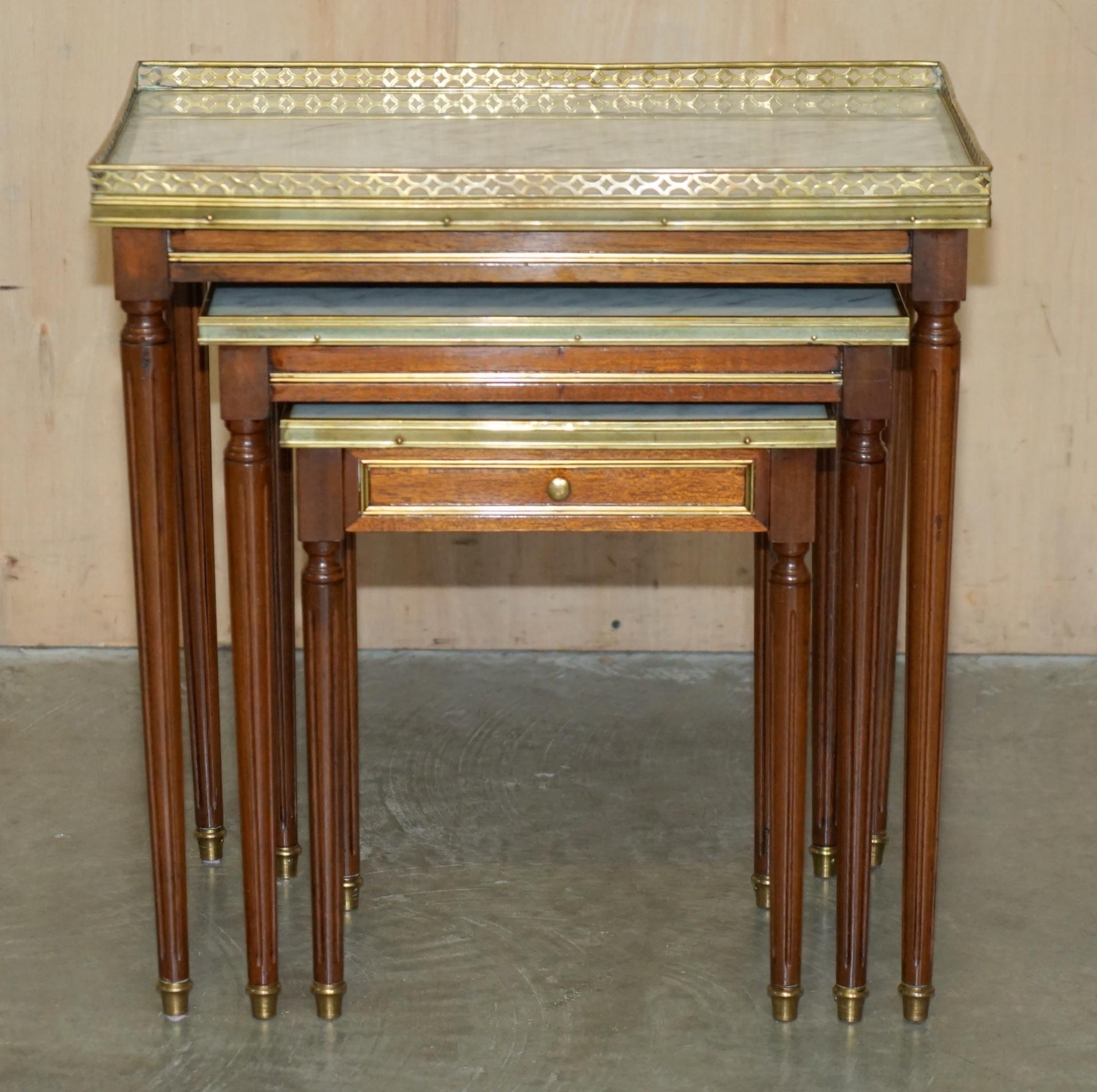 ViNTAGE NEST OF FRENCH EMPIRE HARDWORD ITALIAN CARRARA MARBLE & BRASS TABLES For Sale 11