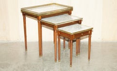 NIDO DI TAVOLI DELL'IMPERO FRANCESE DUREVOLE ITALIANO IN MARMO CARRARA E OTTONE