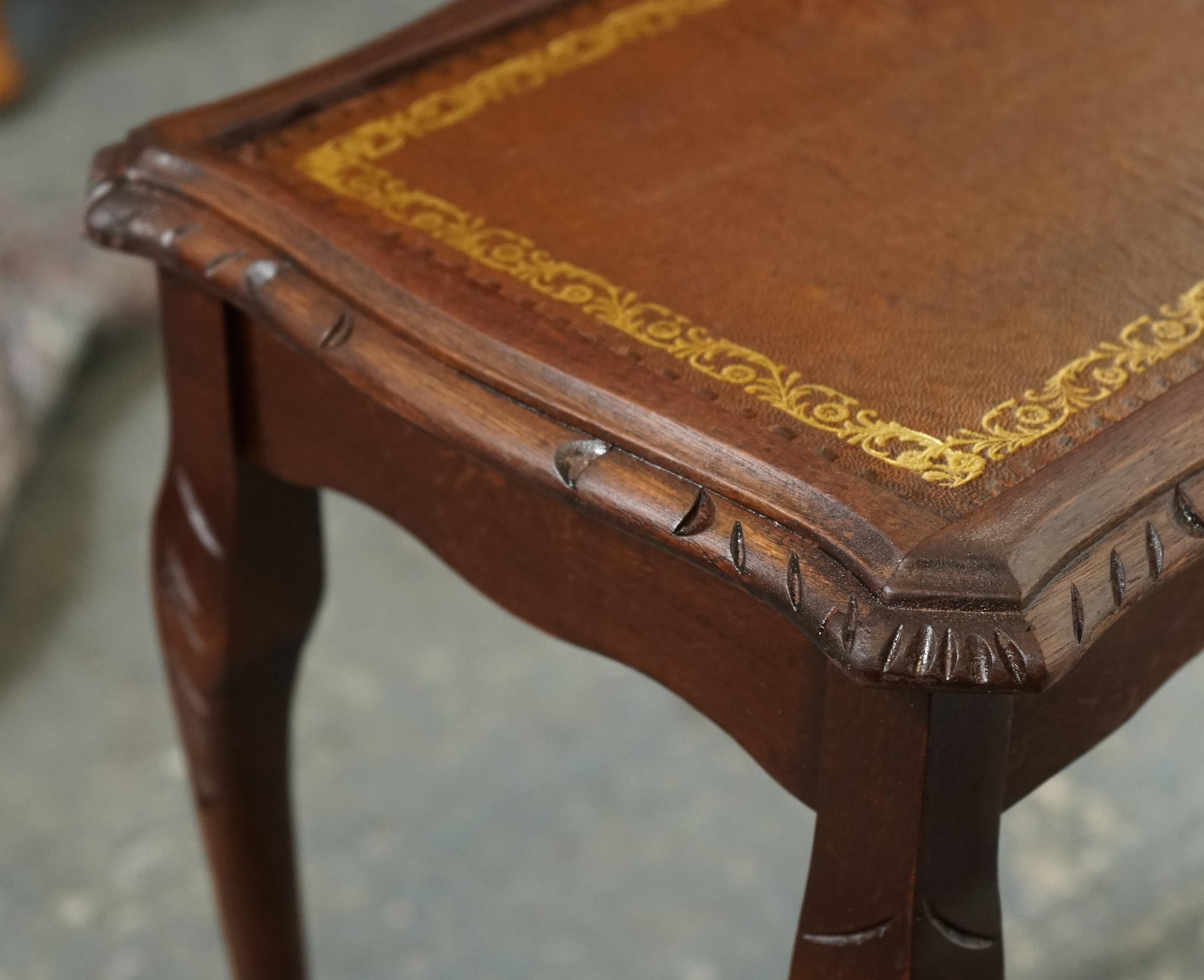 VINTAGE NEST OF TABLES QUEEN ANNE STYLE LEGS WiTH BROWN EMBOSSED LEATHER TOP For Sale 5