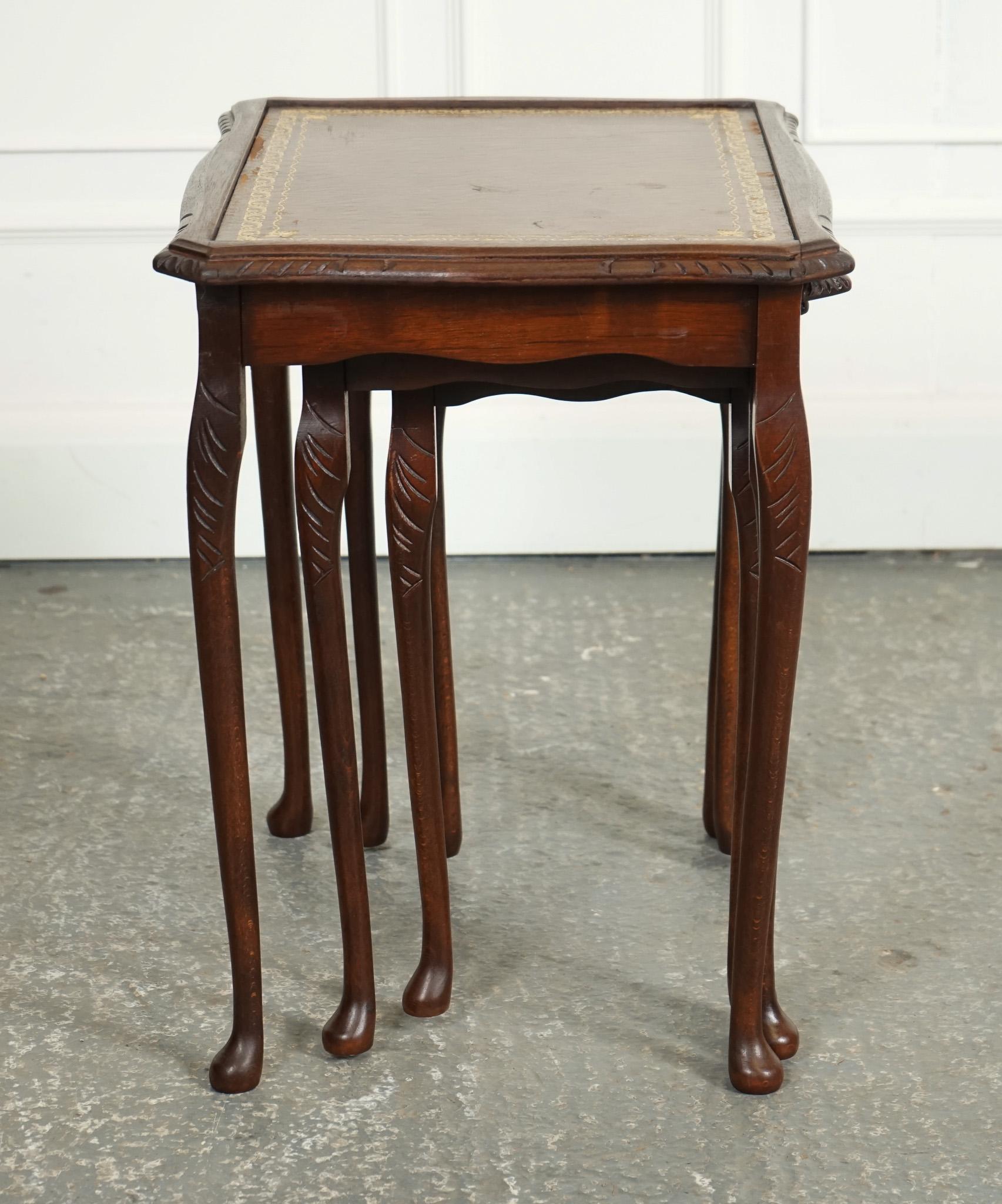 VINTAGE NEST OF TABLES QUEEN ANNE STYLE LEGS WiTH BROWN EMBOSsed LEATHER top Bon état - En vente à Pulborough, GB