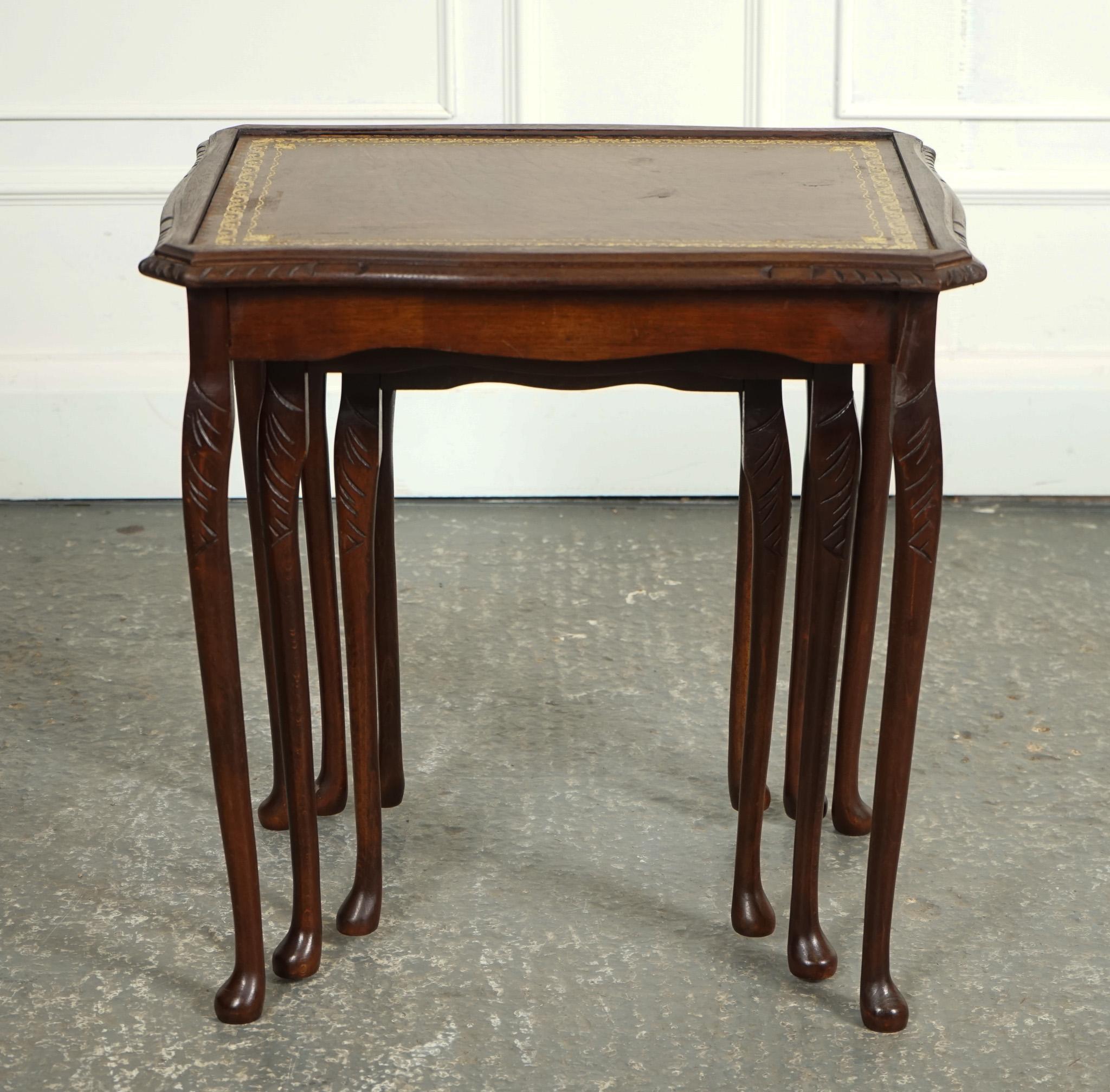 20ième siècle VINTAGE NEST OF TABLES QUEEN ANNE STYLE LEGS WiTH BROWN EMBOSsed LEATHER top en vente