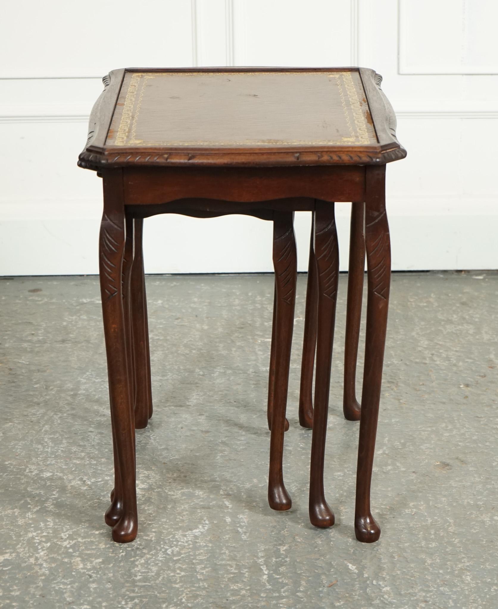 Cuir VINTAGE NEST OF TABLES QUEEN ANNE STYLE LEGS WiTH BROWN EMBOSsed LEATHER top en vente