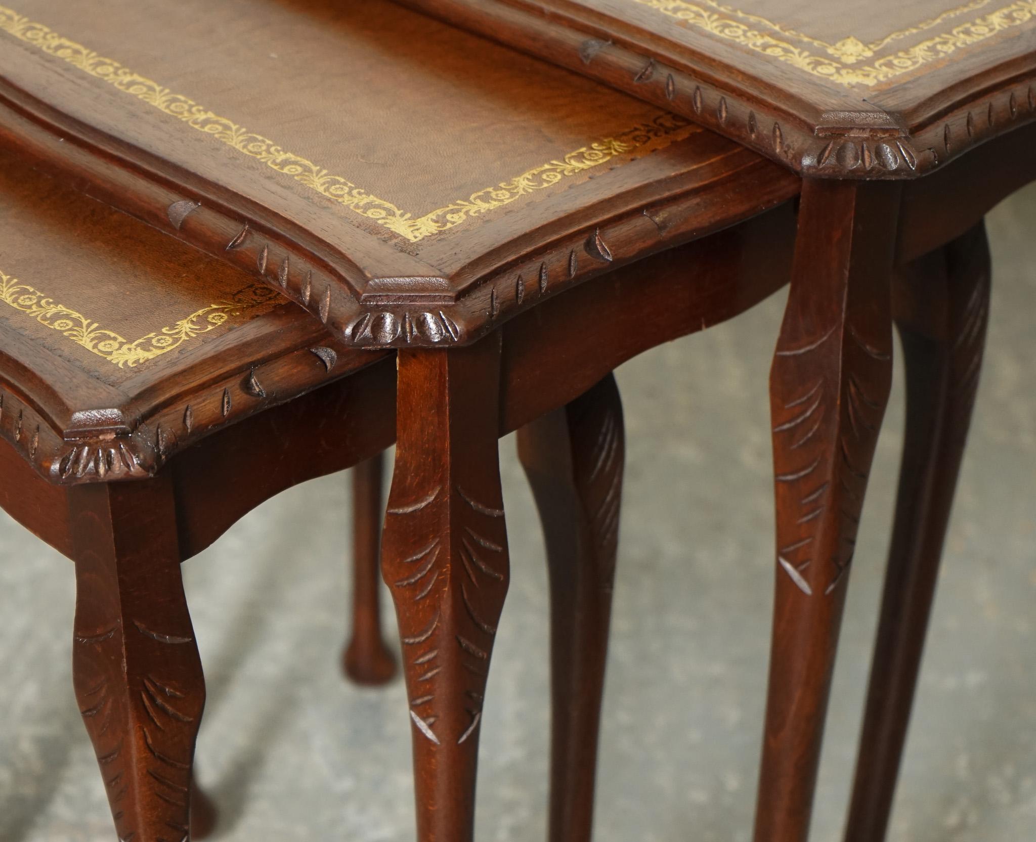 VINTAGE NEST OF TABLES QUEEN ANNE STYLE LEGS WiTH BROWN EMBOSSED LEATHER TOP For Sale 1