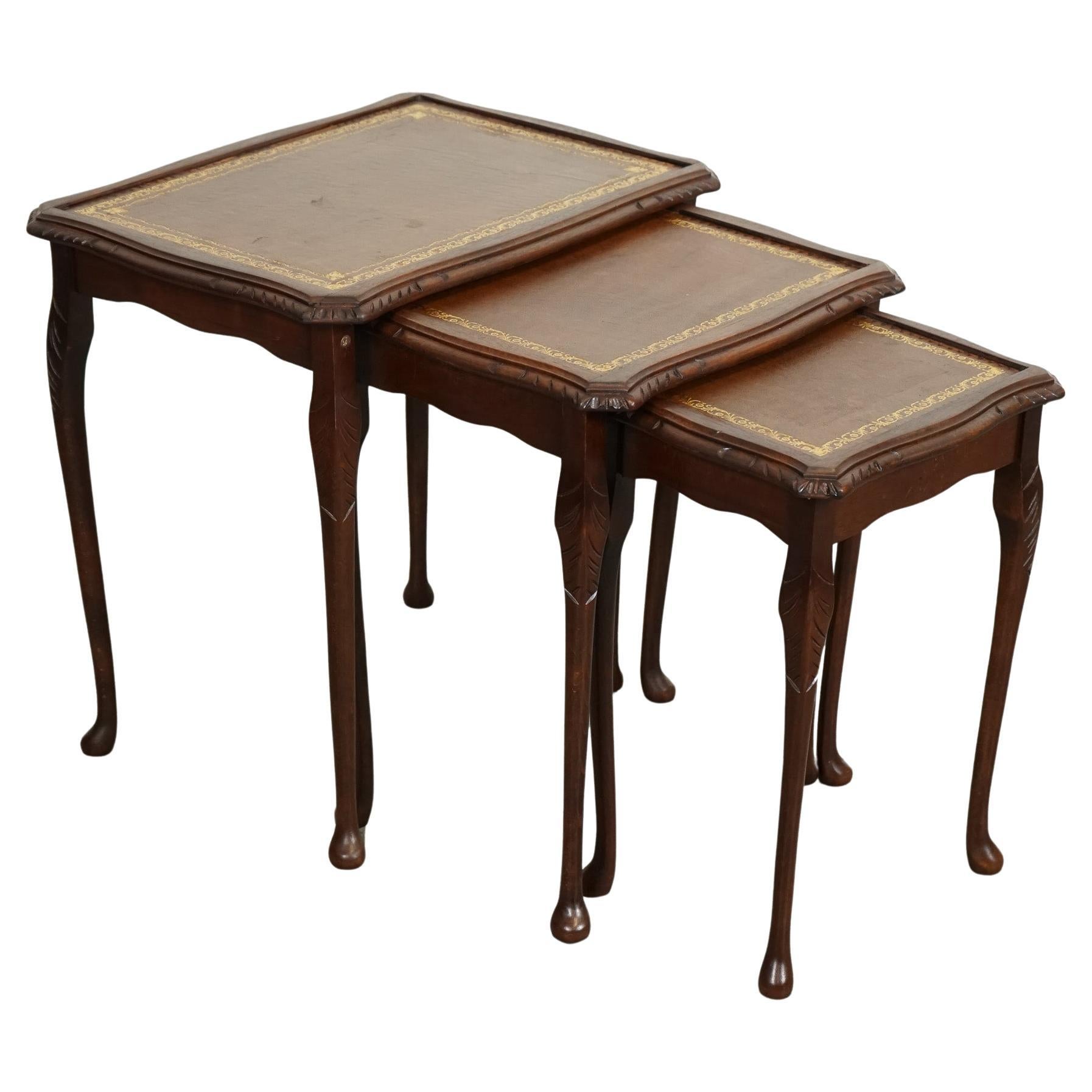VINTAGE NEST OF TABLES QUEEN ANNE STYLE LEGS WiTH BROWN EMBOSsed LEATHER top en vente