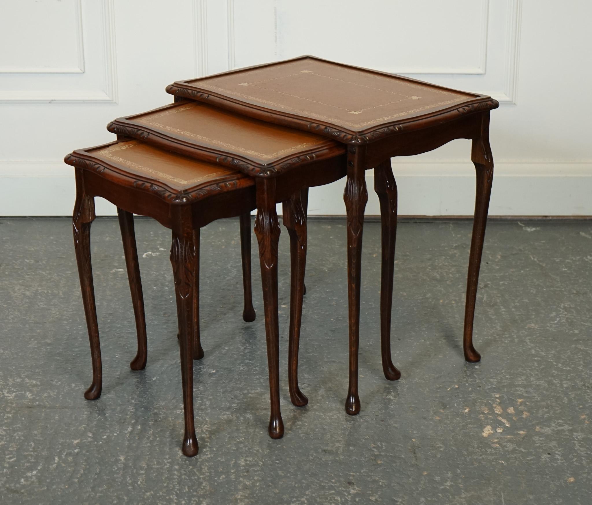 Antiquitäten aus London



Wir freuen uns, dieses schöne Set von Nesting Table mit braunen Lederplatten zum Verkauf anbieten zu können.

Ein Vintage-Nest aus Tischen mit Beinen im Queen-Anne-Stil und einer braunen, geprägten Lederplatte ist eine