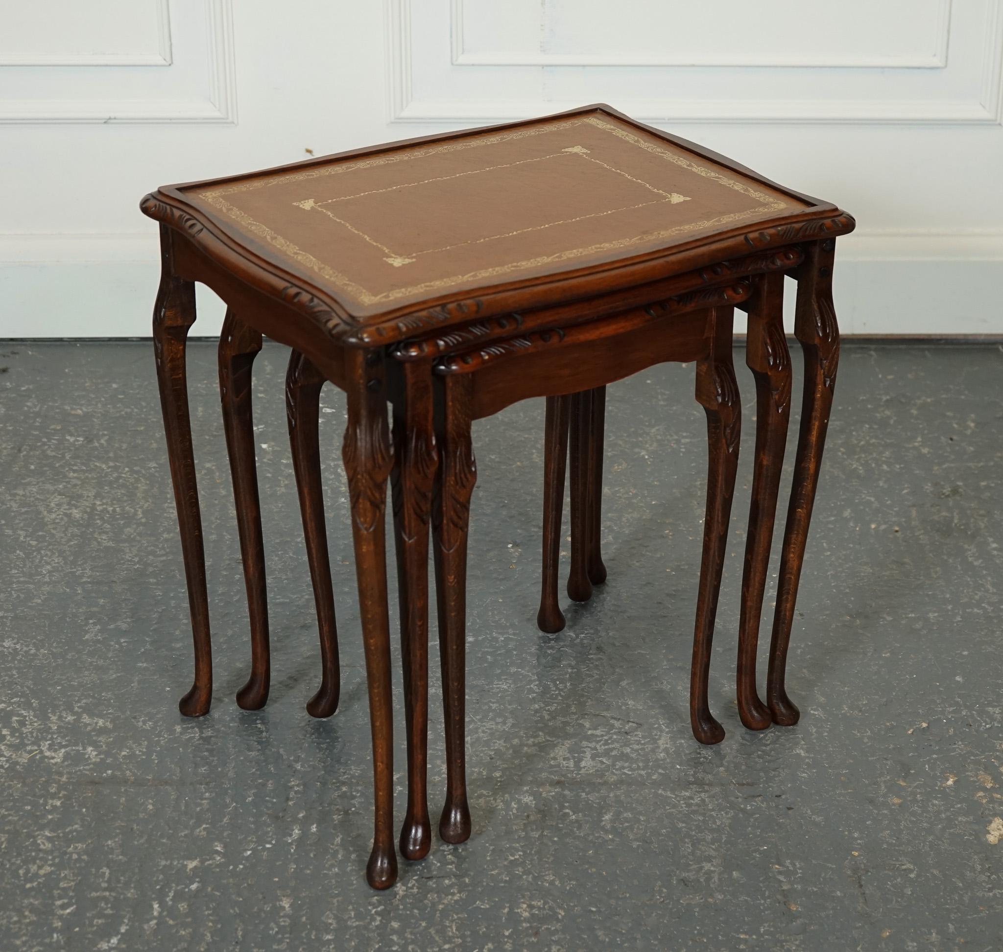 VINTAGE NEST OF TABLES QUEEN ANNE  Style LEGS WiTH BROWN EMBOSsed LEATHER TOP J1 (Handgefertigt) im Angebot