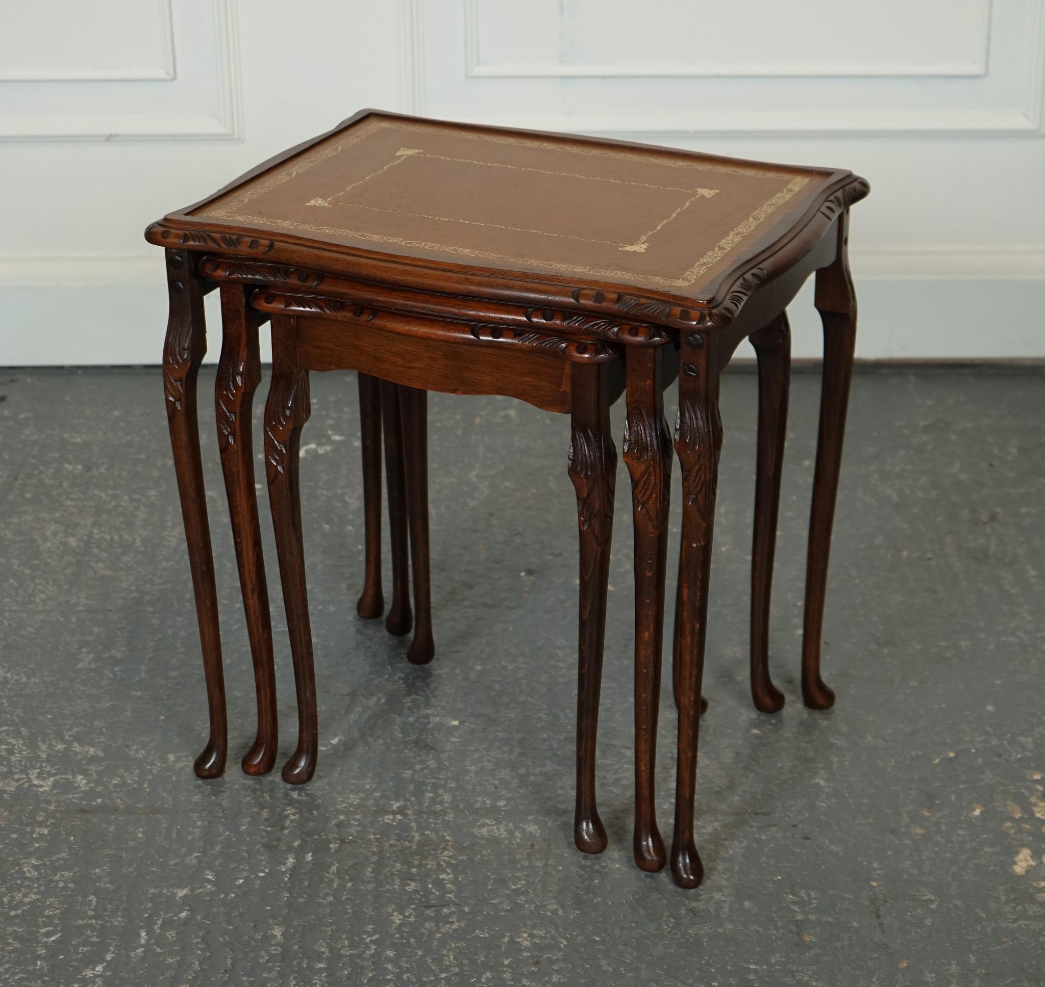 VINTAGE NEST OF TABLES QUEEN ANNE STYLE LEGS WiTH BROWN EMBOSSED LEATHER TOP J1 In Good Condition For Sale In Pulborough, GB