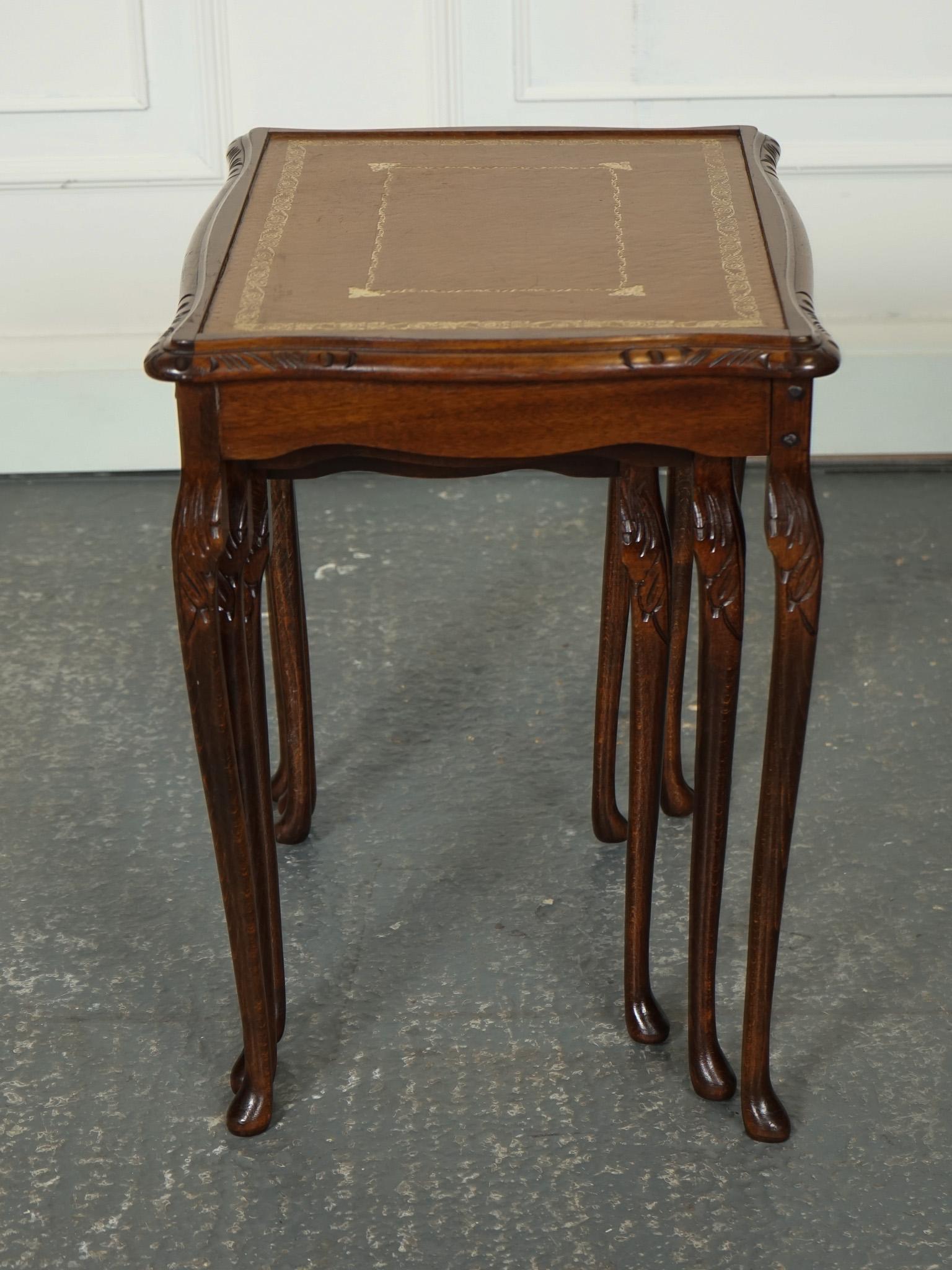 VINTAGE NEST OF TABLES QUEEN ANNE  Style LEGS WiTH BROWN EMBOSsed LEATHER TOP J1 im Angebot 2