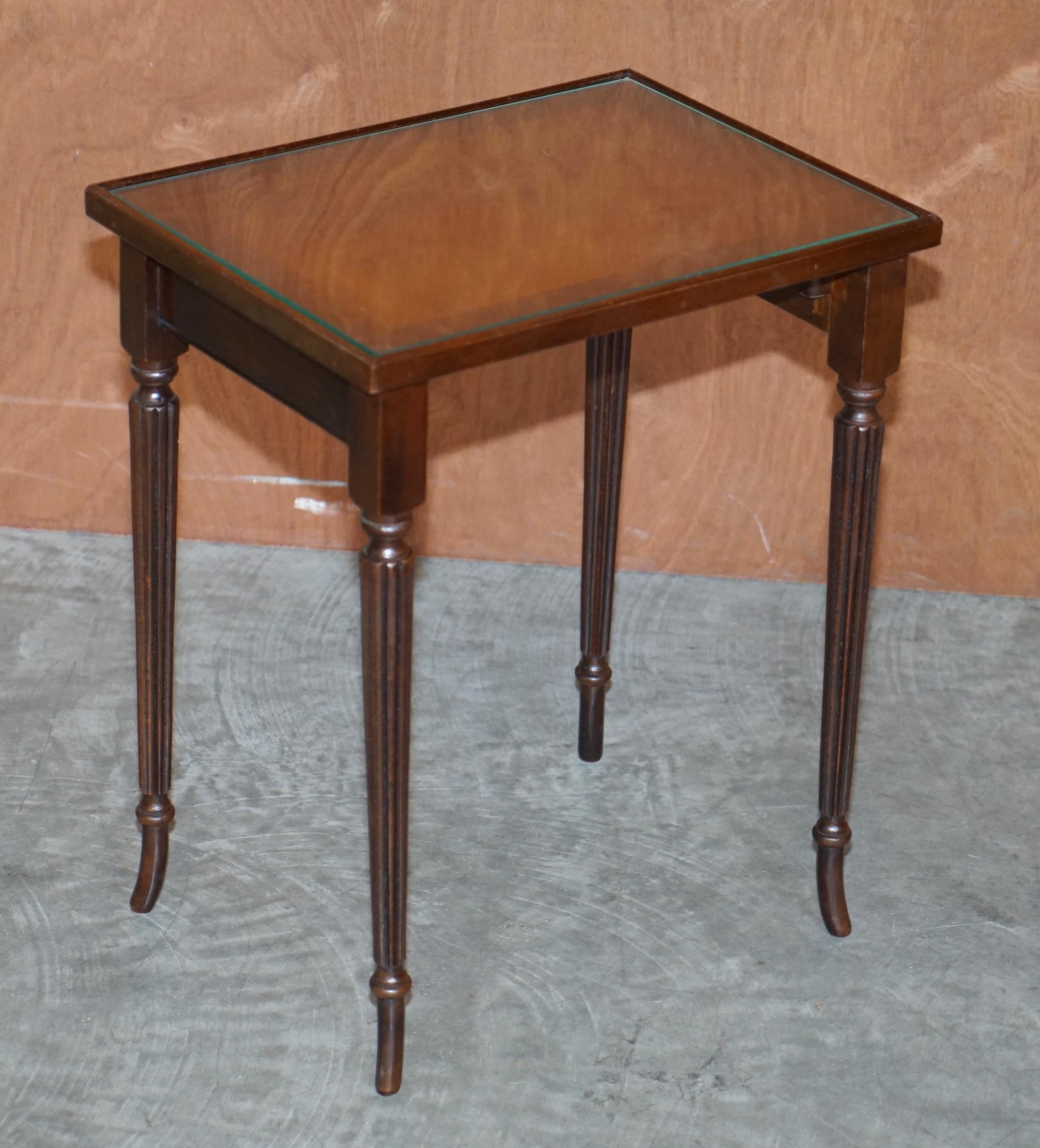 Vintage-Tischgruppe aus drei geflammtem Hartholz mit Glasplatten, ideal als Beistelltisch im Angebot 5