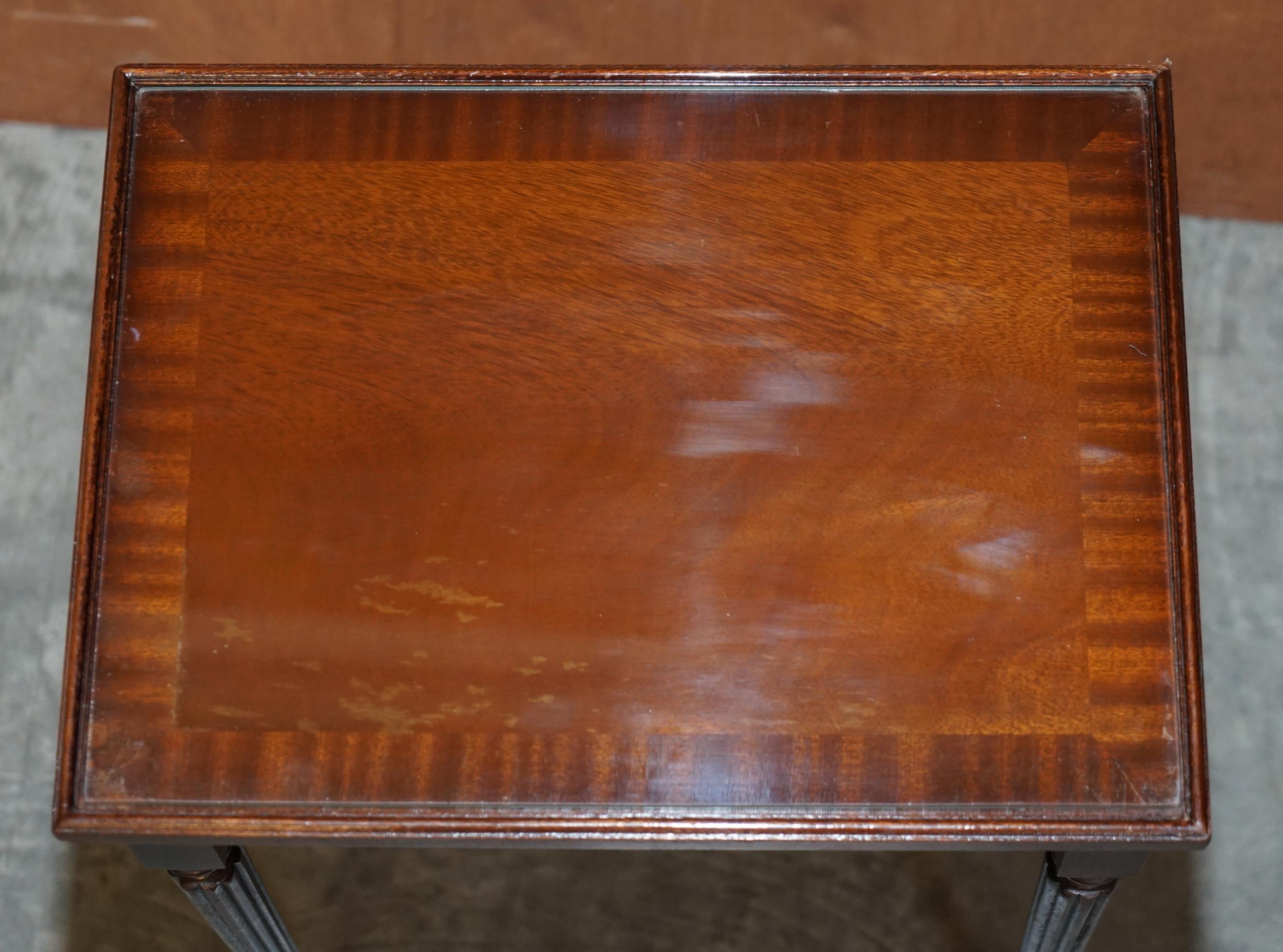 Vintage-Tischgruppe aus drei geflammtem Hartholz mit Glasplatten, ideal als Beistelltisch im Angebot 8