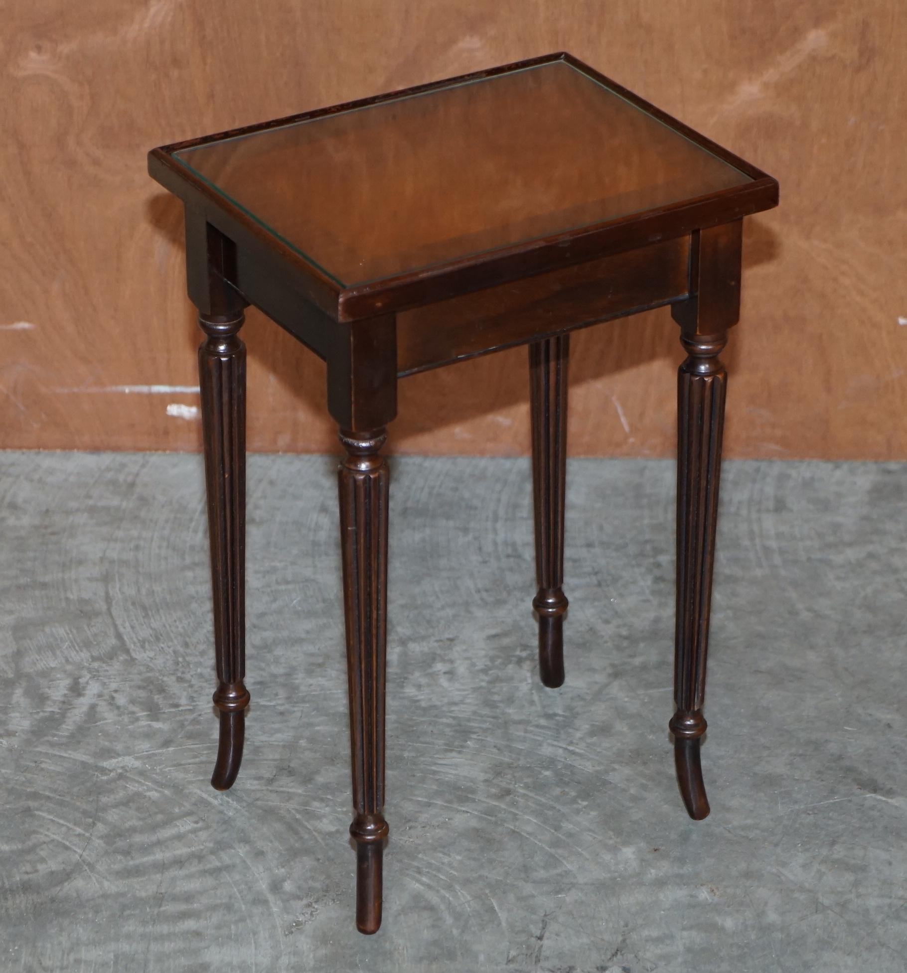 Vintage-Tischgruppe aus drei geflammtem Hartholz mit Glasplatten, ideal als Beistelltisch im Angebot 12