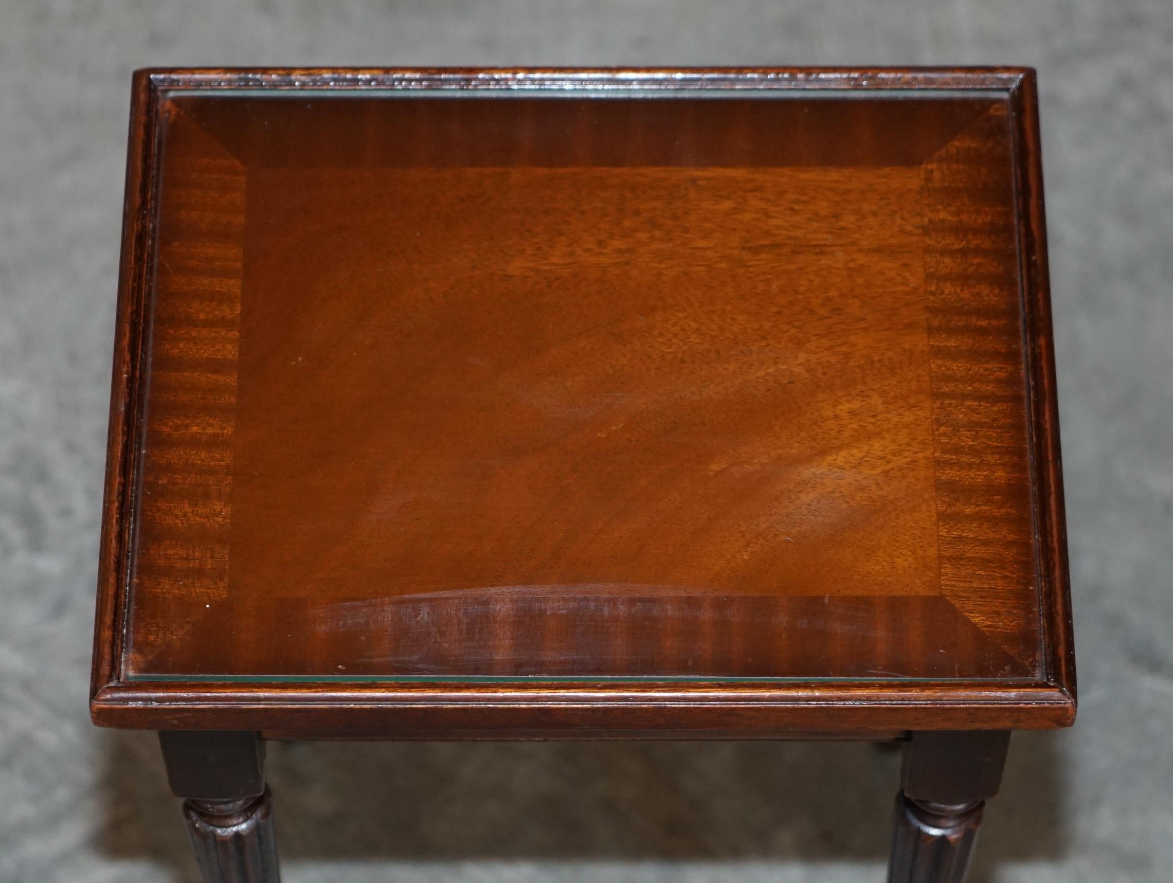 Vintage-Tischgruppe aus drei geflammtem Hartholz mit Glasplatten, ideal als Beistelltisch im Angebot 13