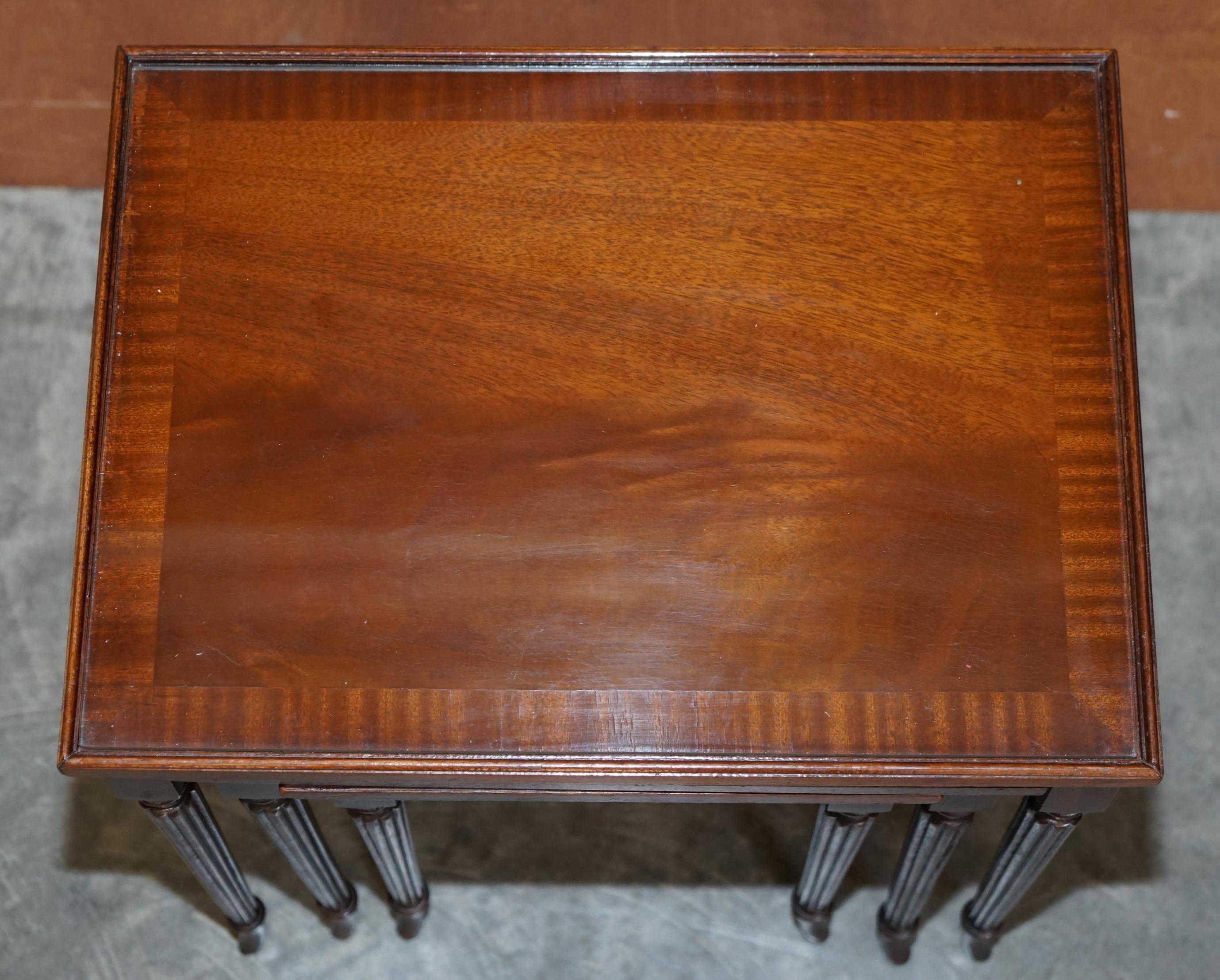 Vintage-Tischgruppe aus drei geflammtem Hartholz mit Glasplatten, ideal als Beistelltisch (Viktorianisch) im Angebot