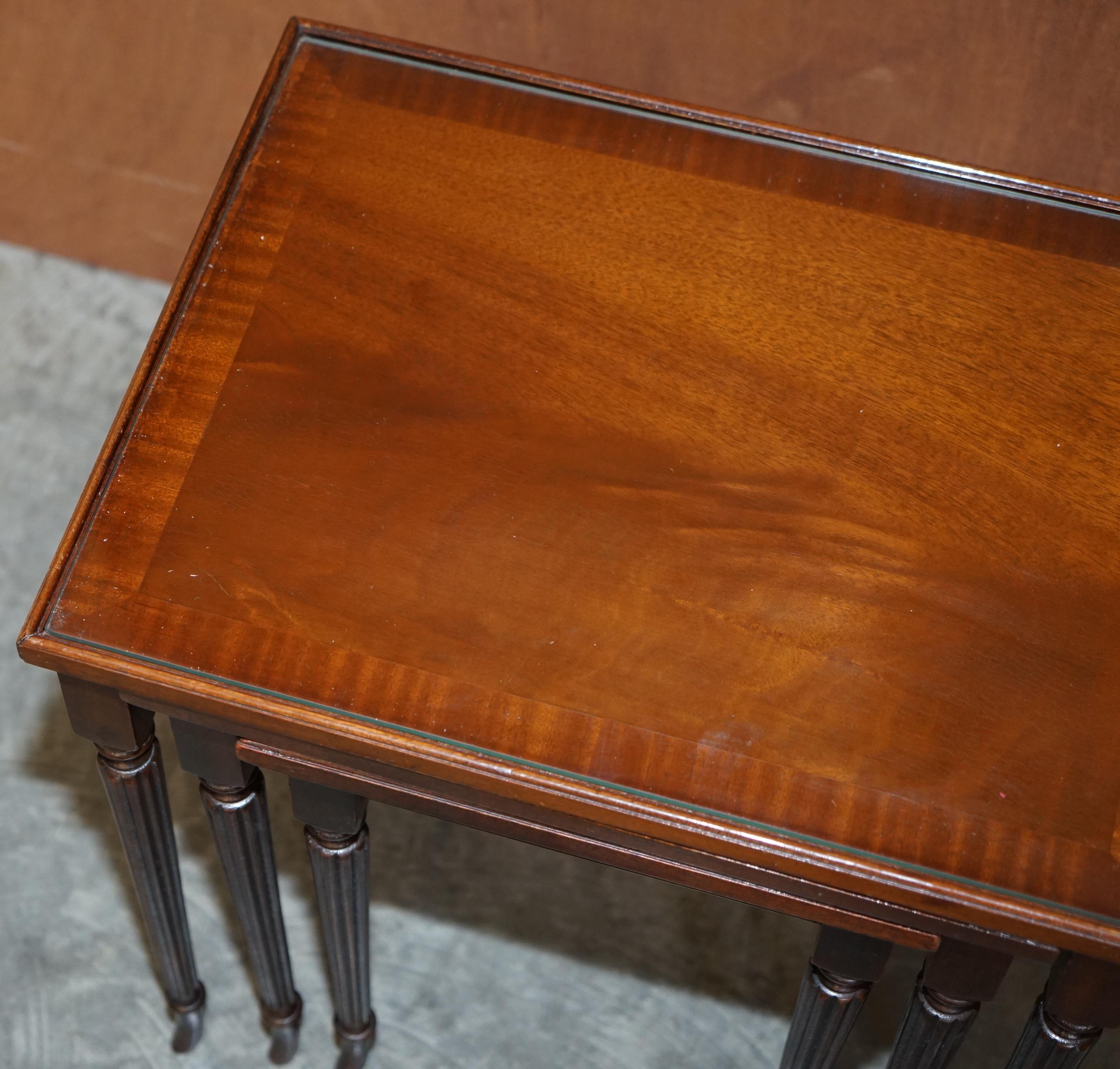 Vintage-Tischgruppe aus drei geflammtem Hartholz mit Glasplatten, ideal als Beistelltisch (Englisch) im Angebot