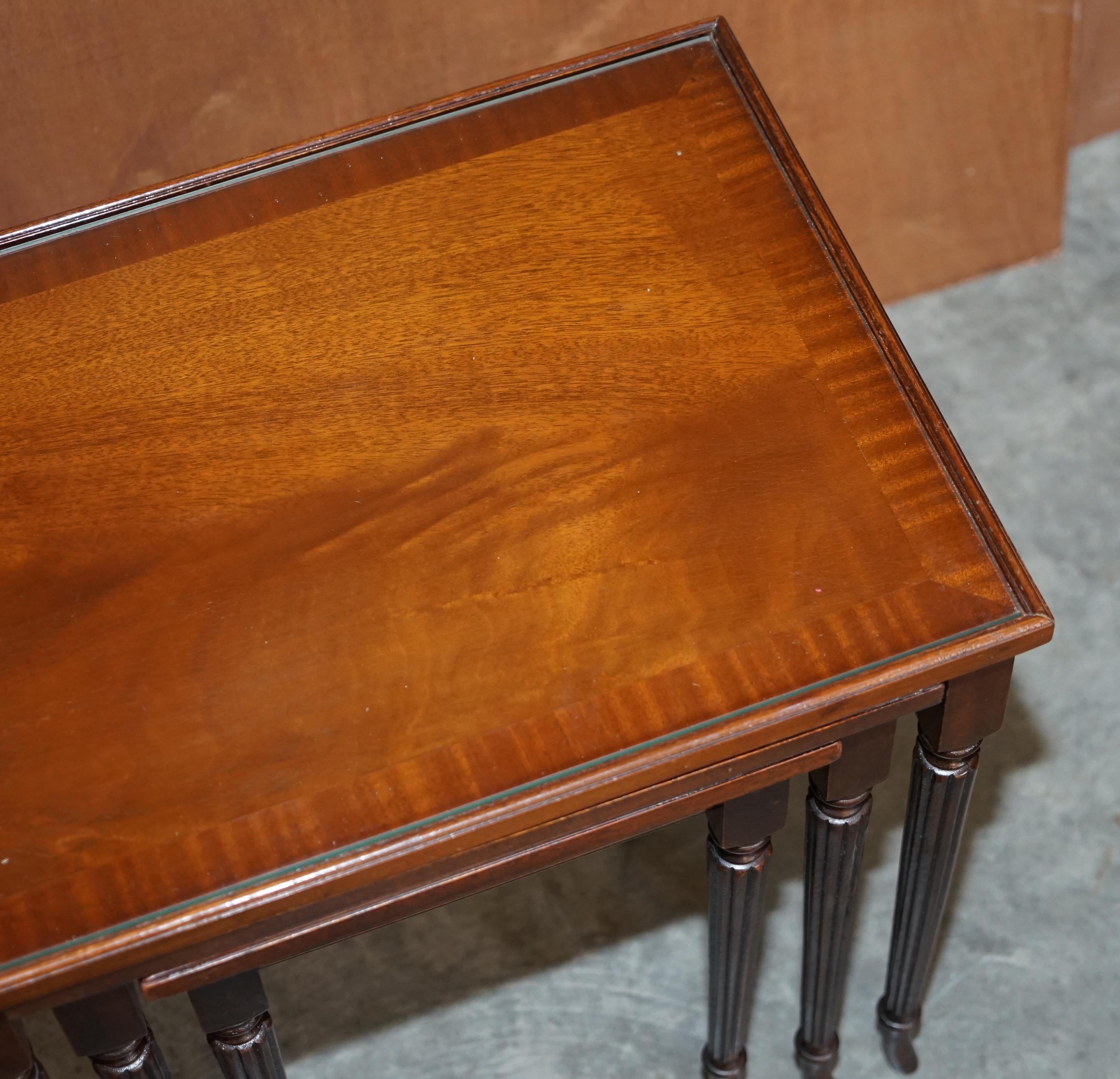 Vintage-Tischgruppe aus drei geflammtem Hartholz mit Glasplatten, ideal als Beistelltisch (Handgefertigt) im Angebot