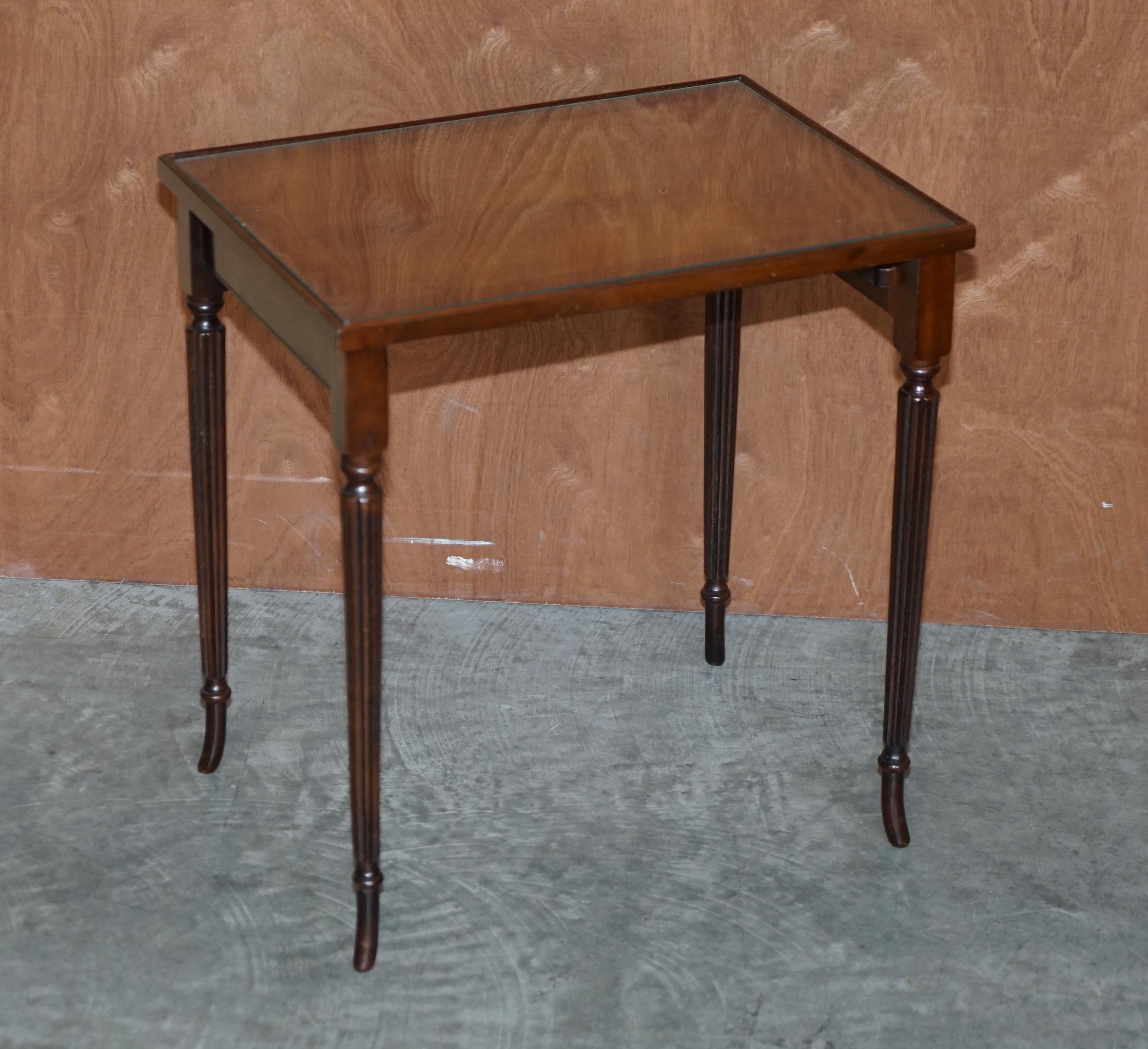 Vintage-Tischgruppe aus drei geflammtem Hartholz mit Glasplatten, ideal als Beistelltisch (20. Jahrhundert) im Angebot