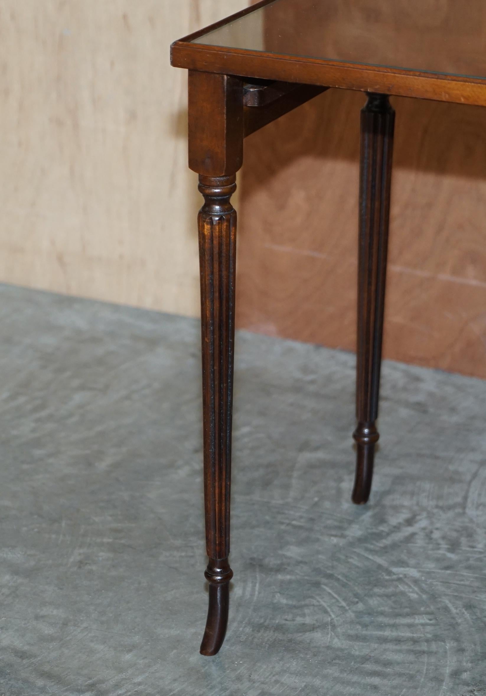 Verre Ensemble vintage de trois tables en bois de feuillus flammé avec dessus en verre, idéales comme extrémité latérale en vente