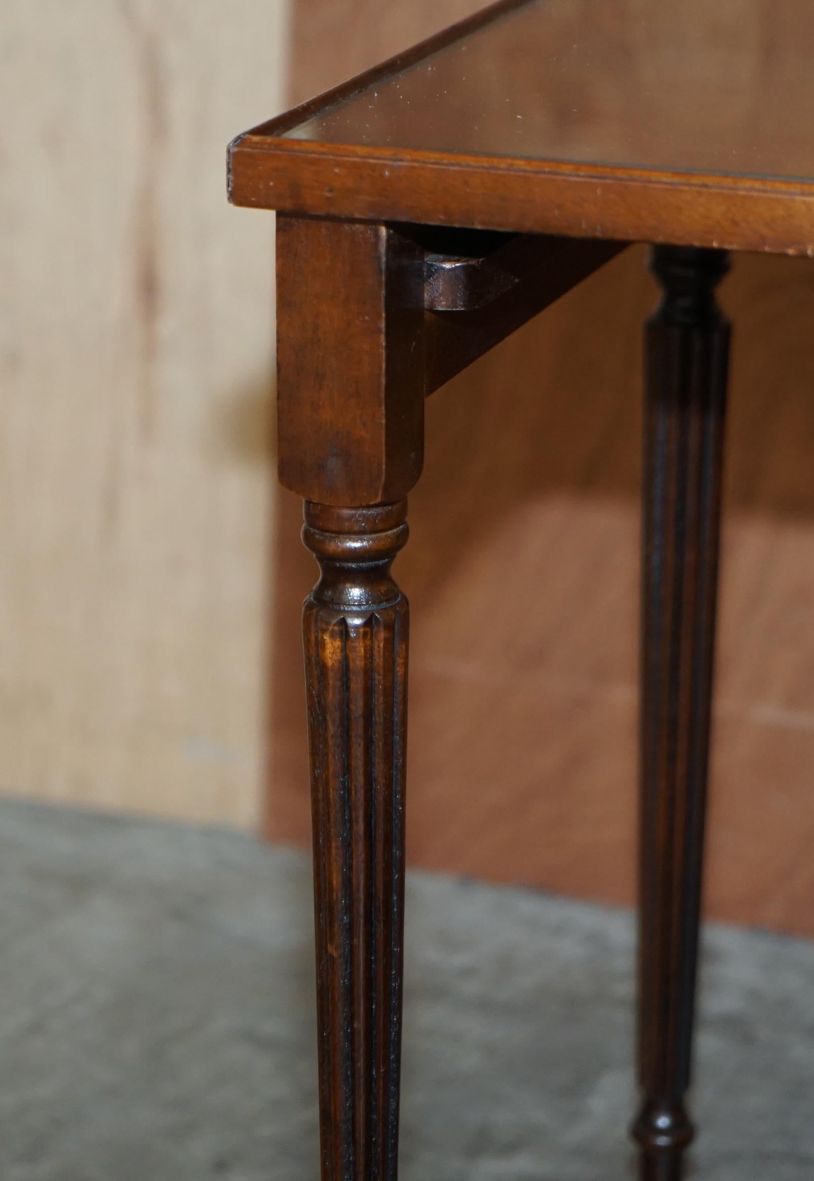 Vintage-Tischgruppe aus drei geflammtem Hartholz mit Glasplatten, ideal als Beistelltisch im Angebot 2