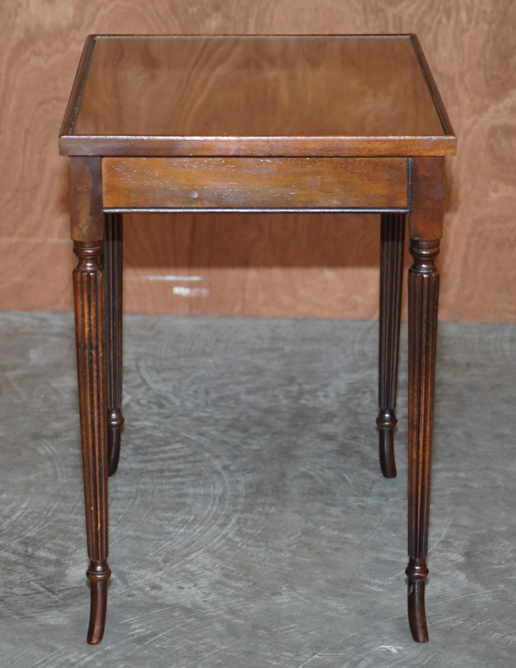 Vintage-Tischgruppe aus drei geflammtem Hartholz mit Glasplatten, ideal als Beistelltisch im Angebot 3
