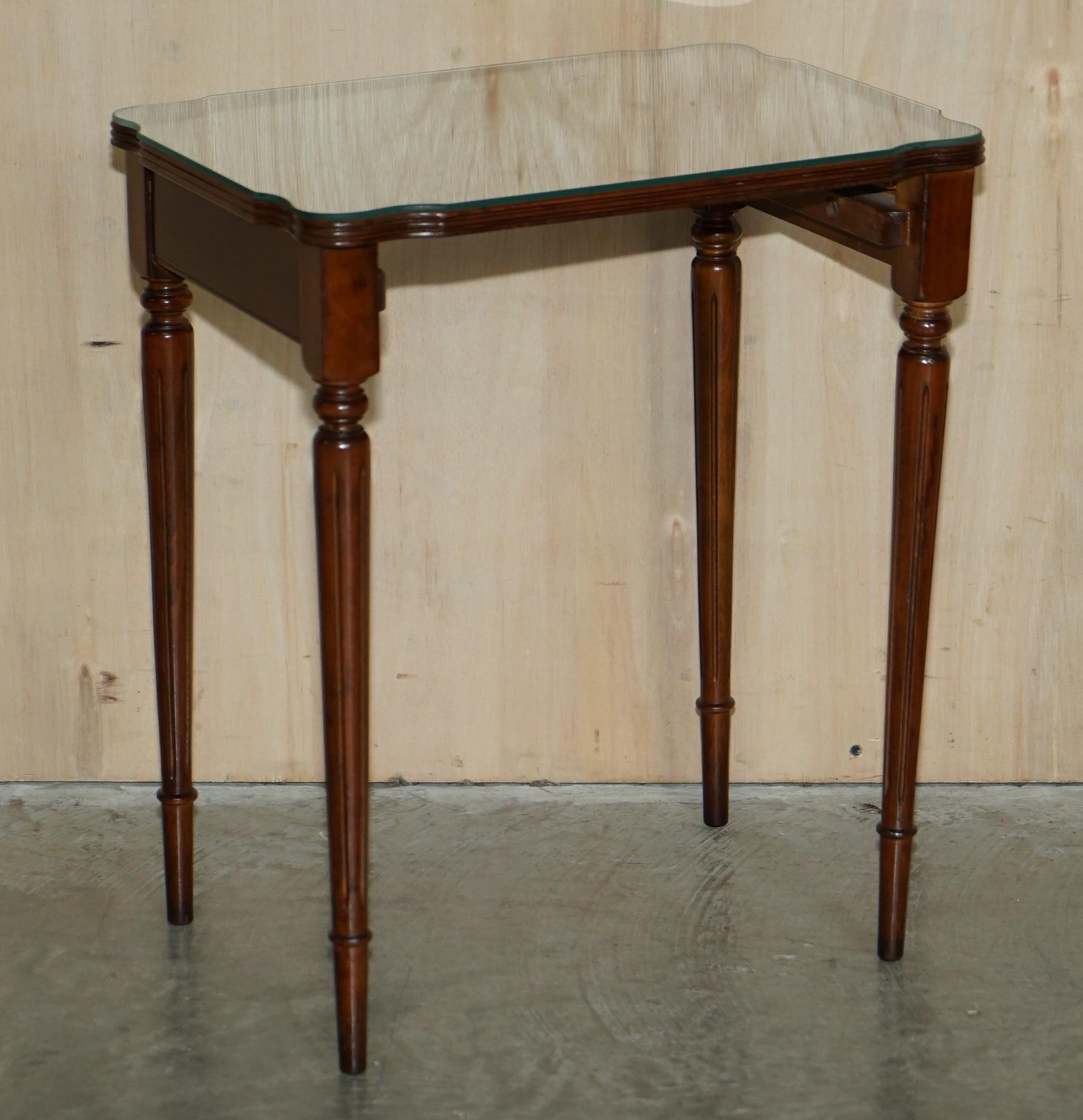 Nido Vintage de Tres Mesas de Vino Imperio Francés de Madera Dura Flameada para Lámparas Laterales en venta 4