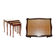 Ensemble de trois tables à vin d'appoint vintage avec plateau en cuir brun gaufré à la feuille d'or