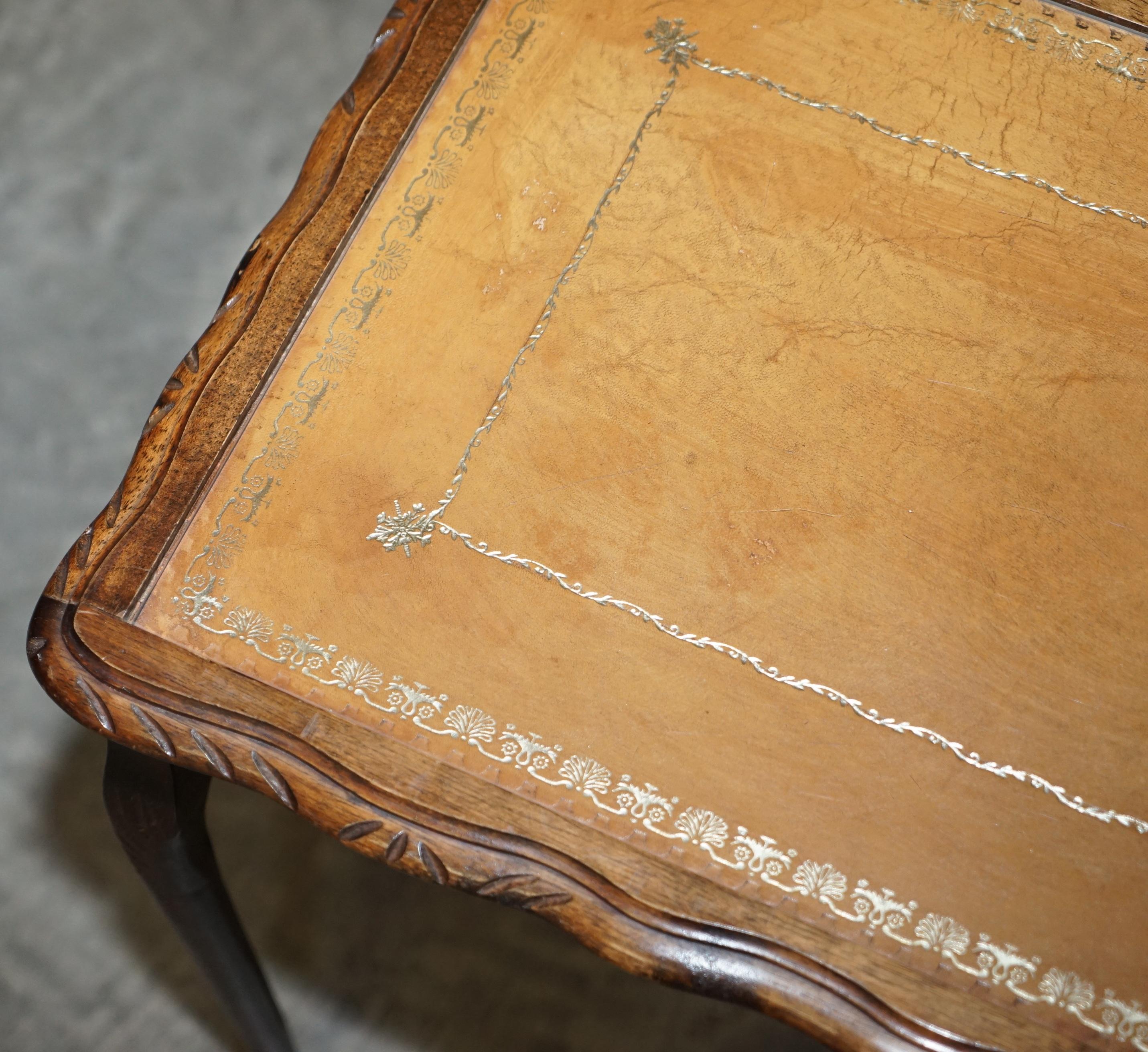Vintage Nest von drei Hartholz mit Blattgold geprägten braunen Lederplatten Tische im Angebot 1