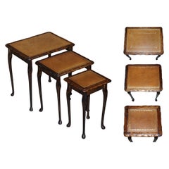 Vintage Nest von drei Hartholz mit Blattgold geprägten braunen Lederplatten Tische