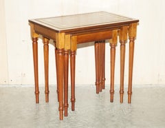 Nido vintage di tre tavoli in legno duro con piani in pelle verde goffrata a foglia d'oro