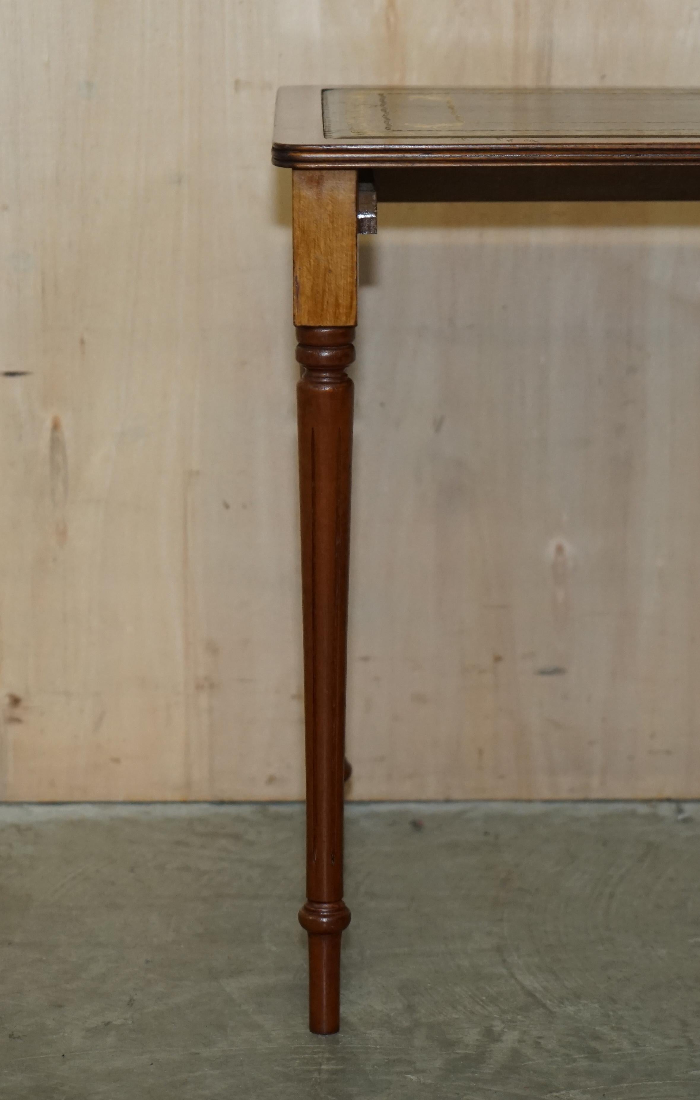 Nido Vintage de Tres Mesas de Madera Dura con Tapas de Cuero Verde Repujado en Pan de Oro en Bueno estado para la venta en West Sussex, Pulborough