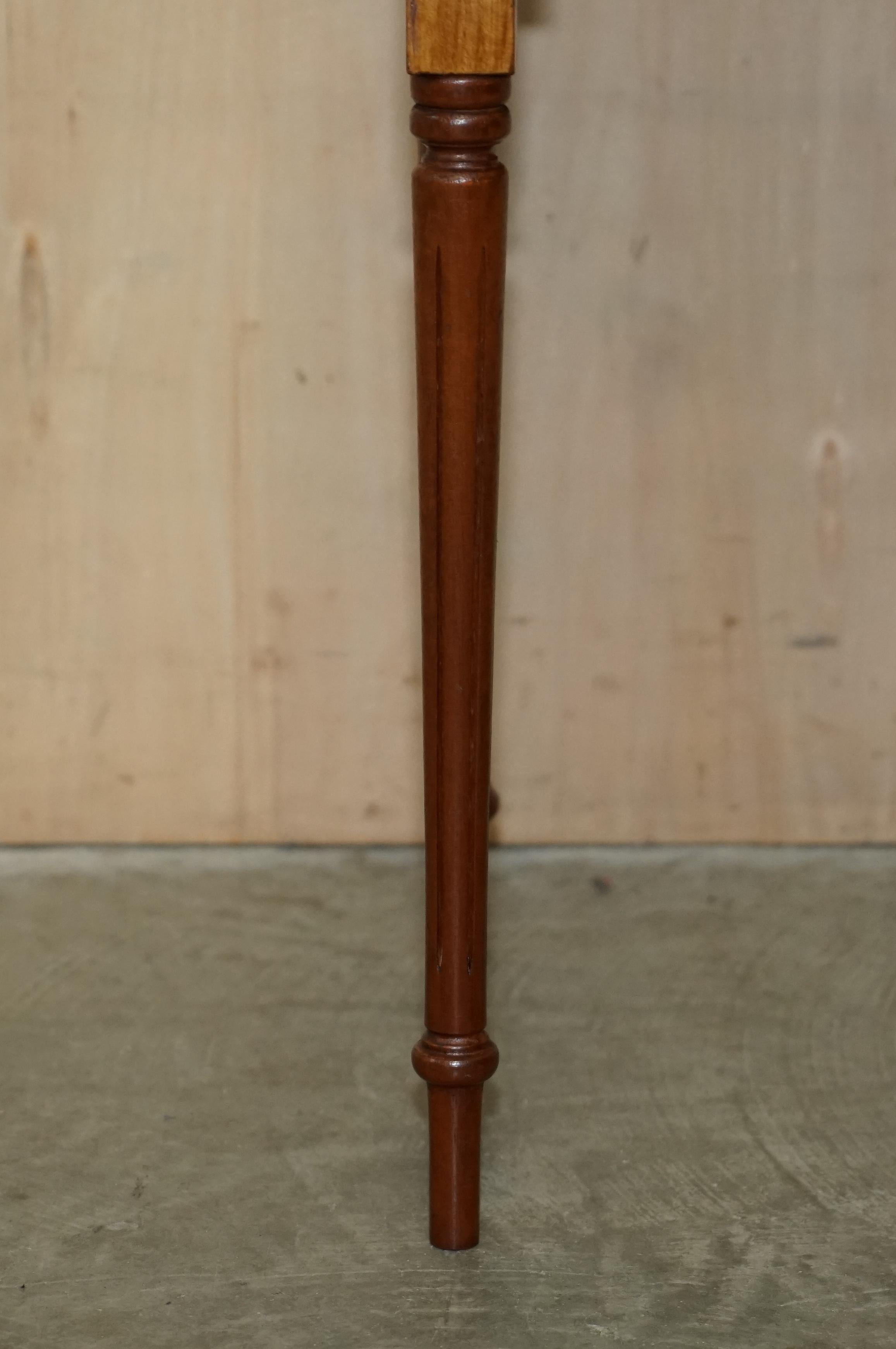 Nido Vintage de Tres Mesas de Madera Dura con Tapas de Cuero Verde Repujado en Pan de Oro siglo XX en venta