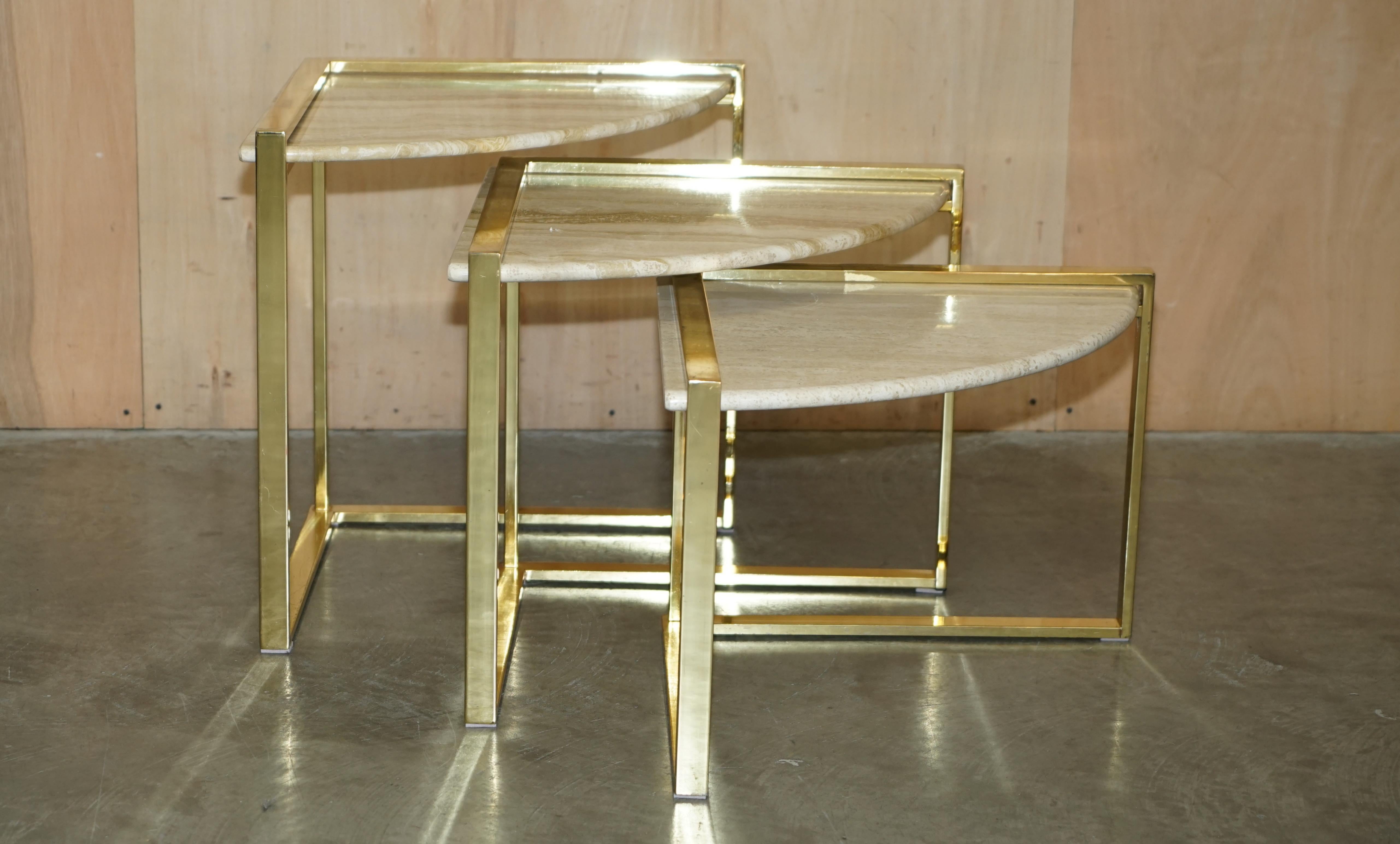 Mid-Century Modern ViNTAGE NEST OF THREE MARBLE AND BRASS CORNER TABLES LOVELY MID CENTRUY LOOk ! en vente