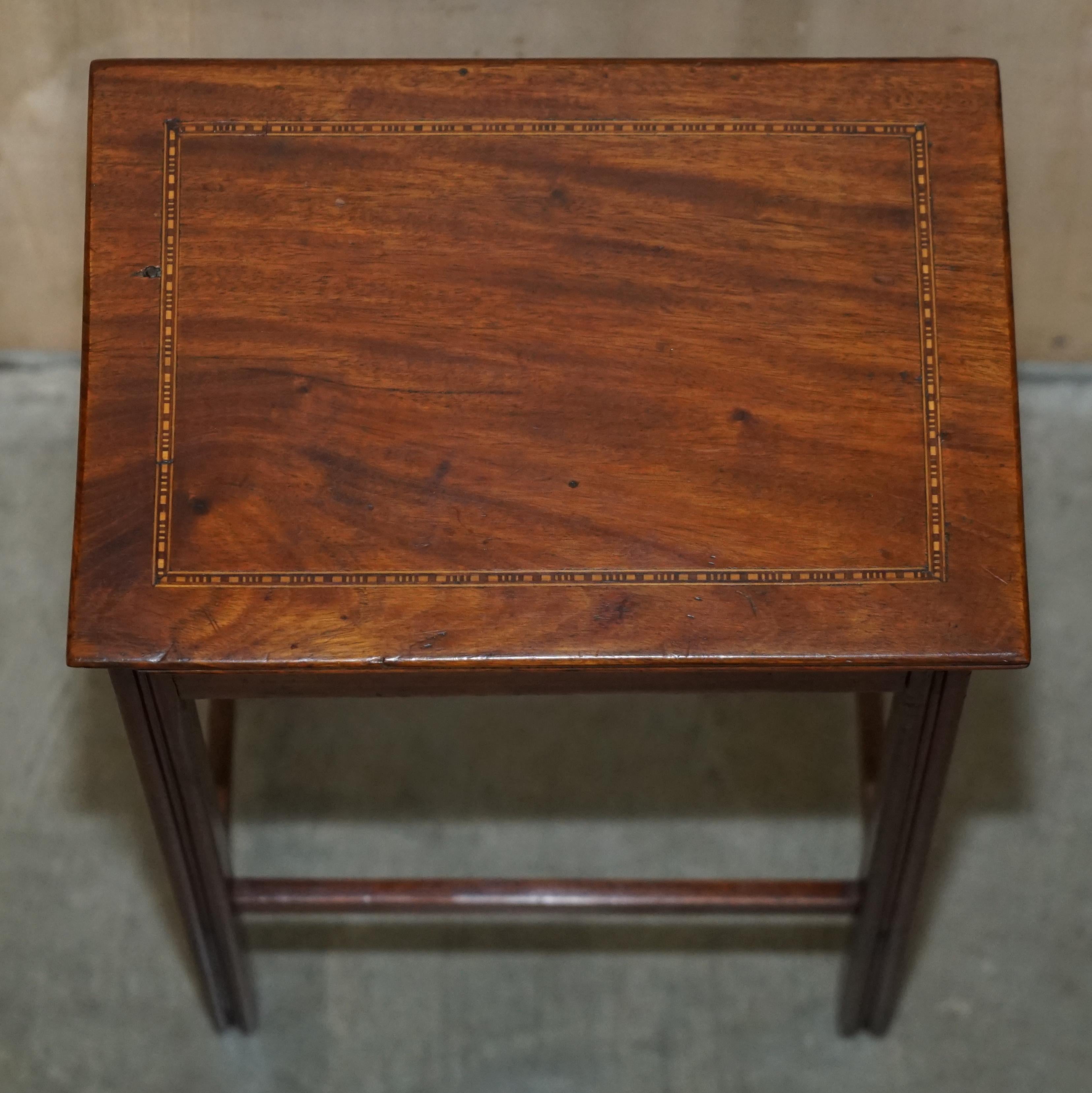 VINTAGE NEST OF TWO FLAmed HARDWOOD TABLES WiTH LOVELY BOXWOOD INLAID BOARDER'S en vente 9