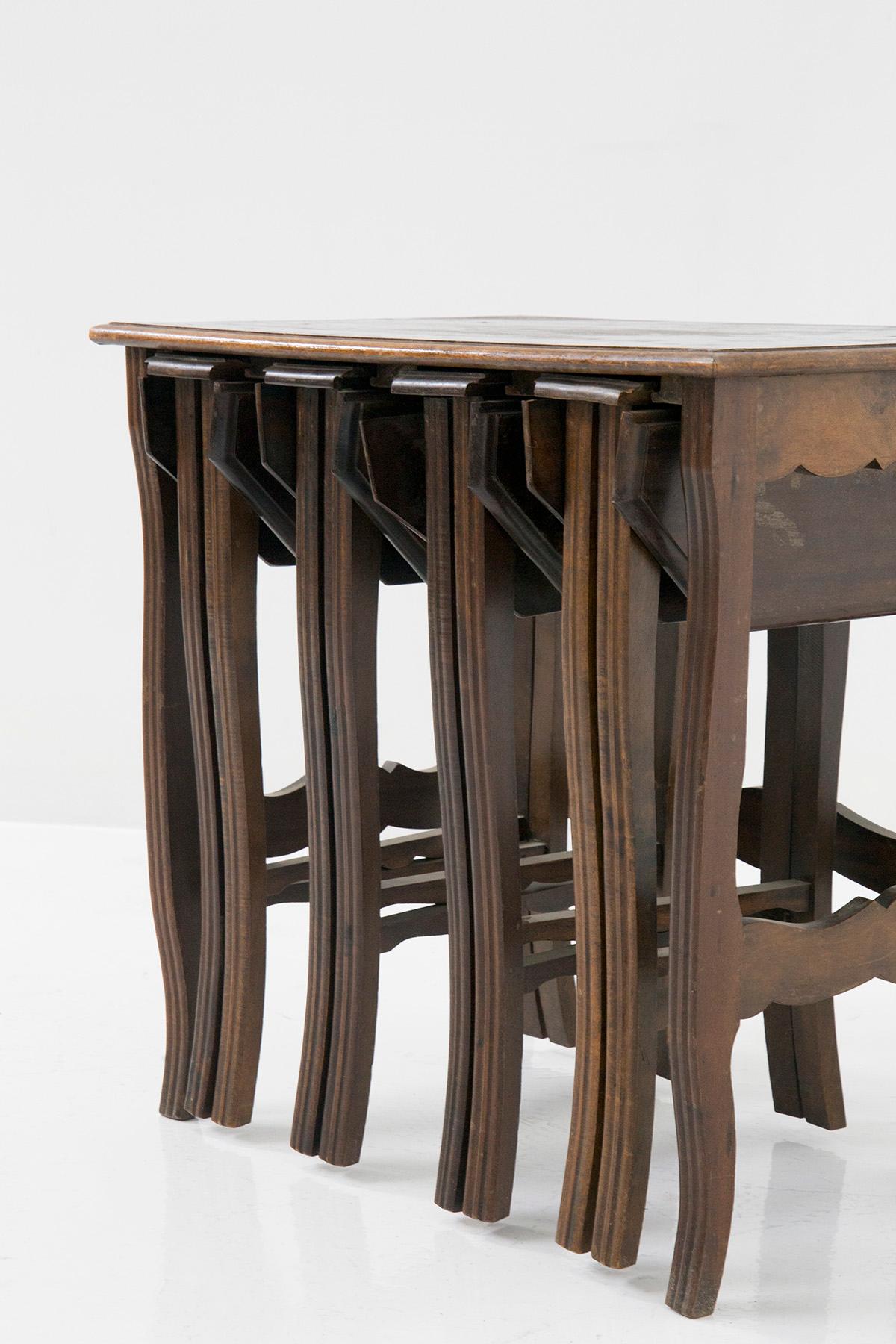 Plongez dans le charme irrésistible de notre belle table basse vintage en bois des années 60. Cette pièce unique capte l'attention grâce à son secret captivant : un mécanisme caché qui révèle quatre tabourets en bois fermés, qui s'ouvrent élégamment